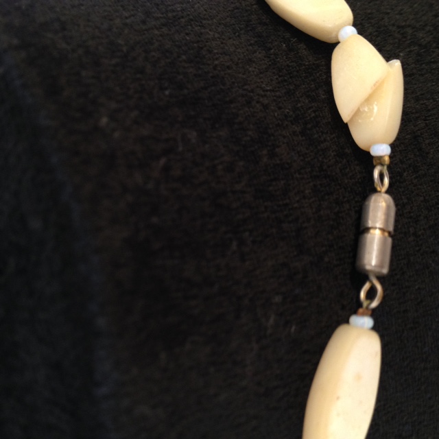 2 colliers , nacre et coquille style Heishi Très bon état - Vue 3 - 