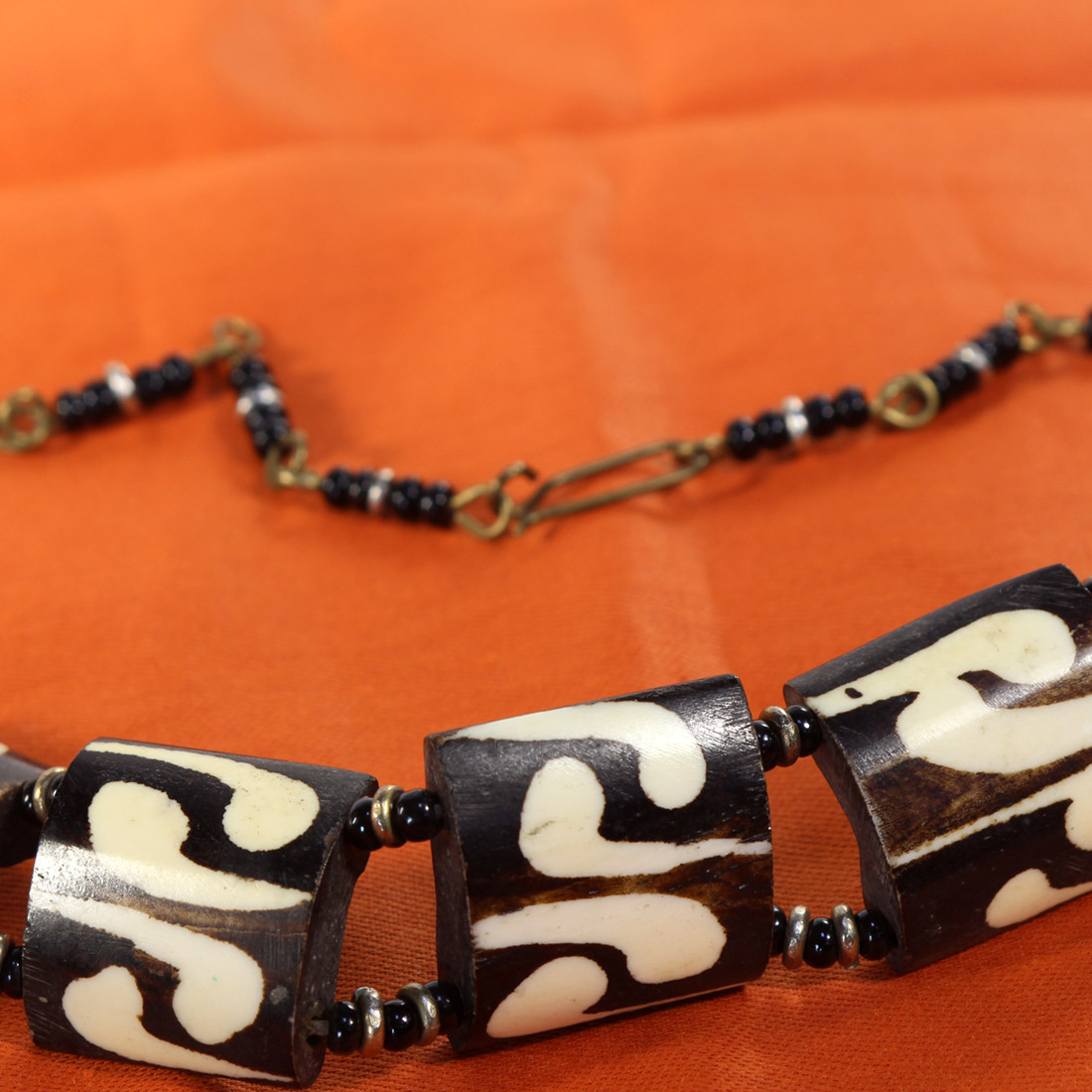 Voir photo 3 de Collier en os batik Collier en os batik Très bon état - Vue 3 -