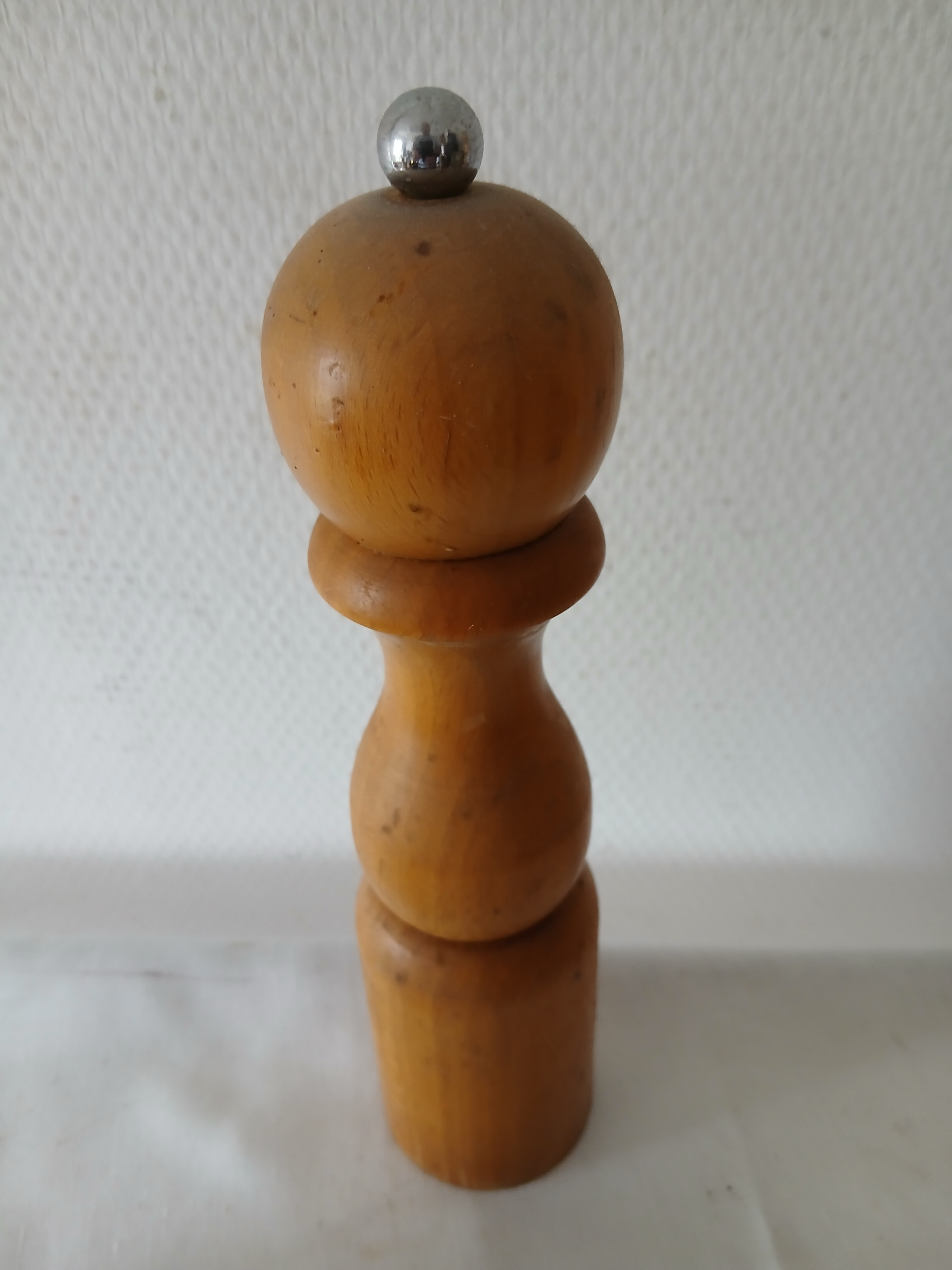 Lot de 3 moulins à poivre en bois dont un peugeot et un marlux. Bon état - Vue 4 - 