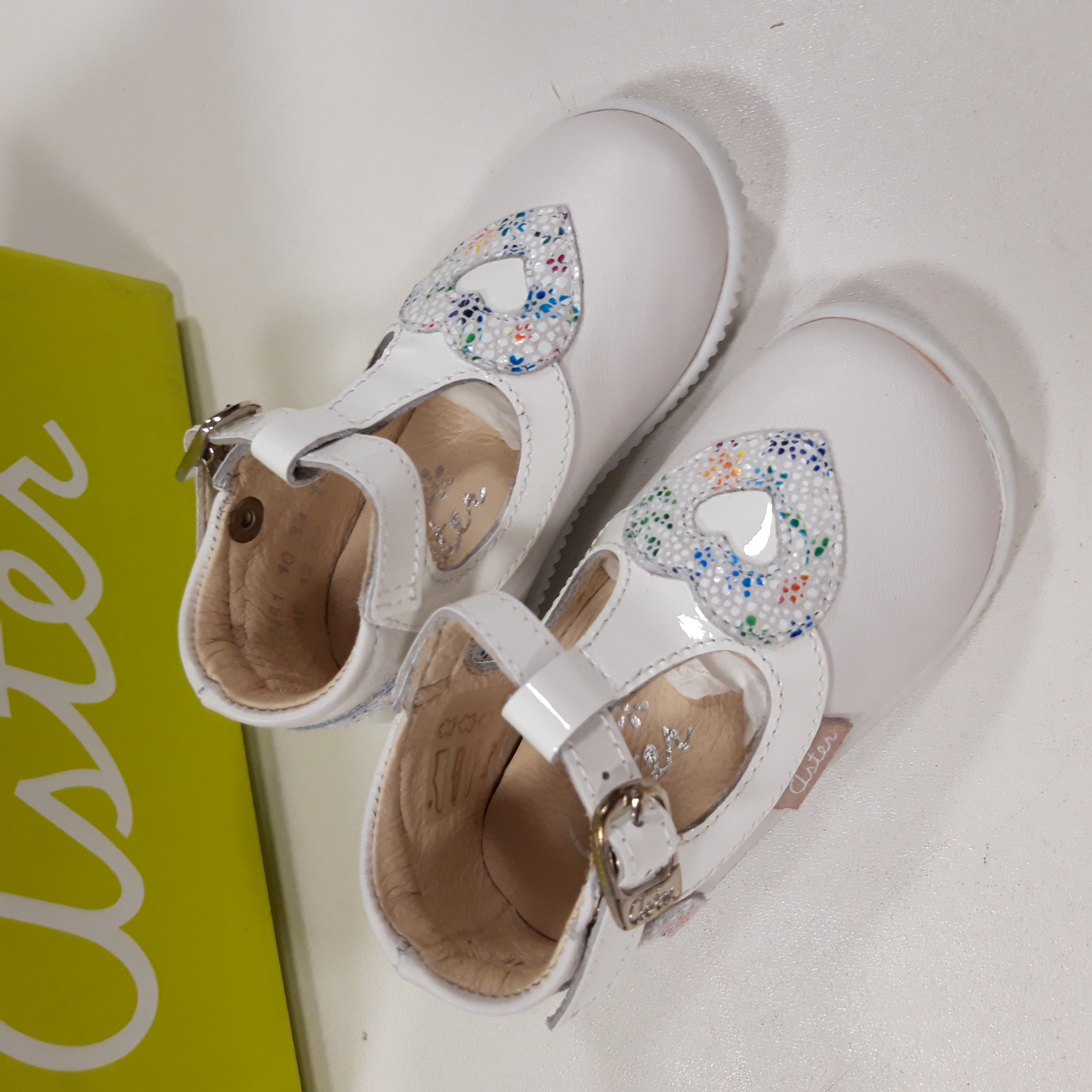 Acheter Chaussures pour enfants marque ASTER, "Douceur blanc fleur" Pointure 18 Comme neuf - 12,00 € Chaussures pour enfants marque ASTER, "Douceur blanc fleur" Pointure 18 Comme neuf - reconditionné disponible sur Label Emmaüs