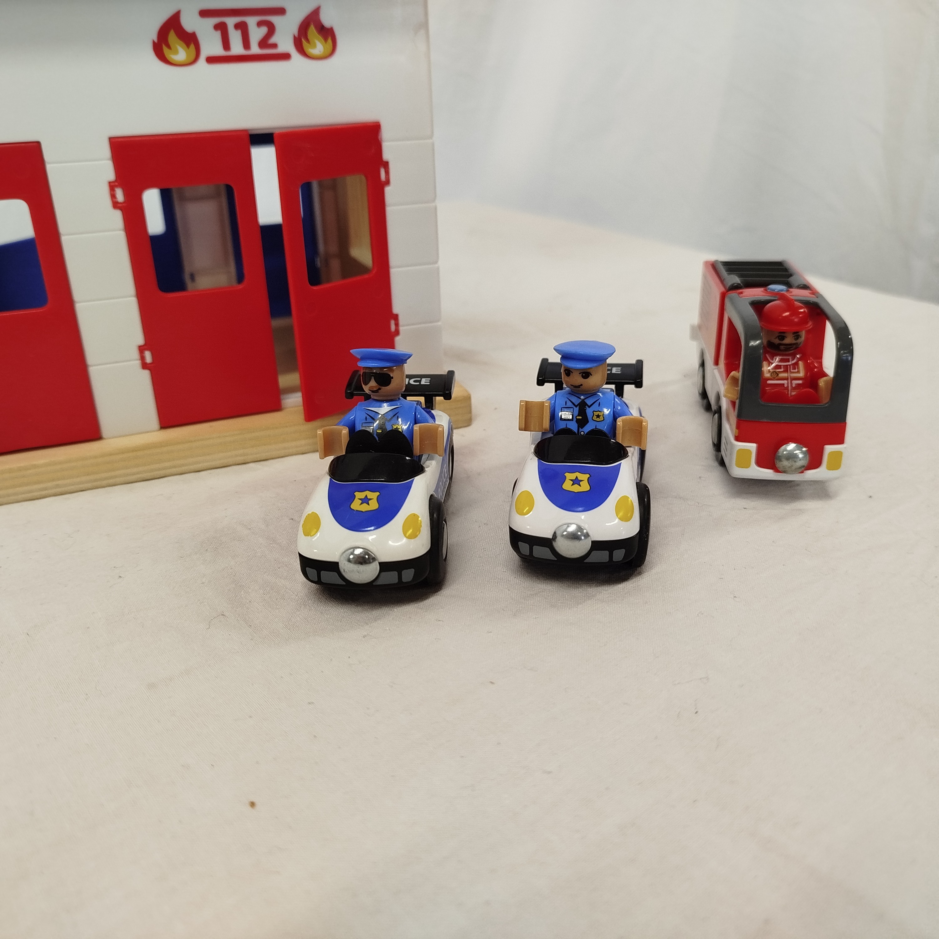 Ensemble de train en bois police/pompier Très bon état - Vue 5 - 