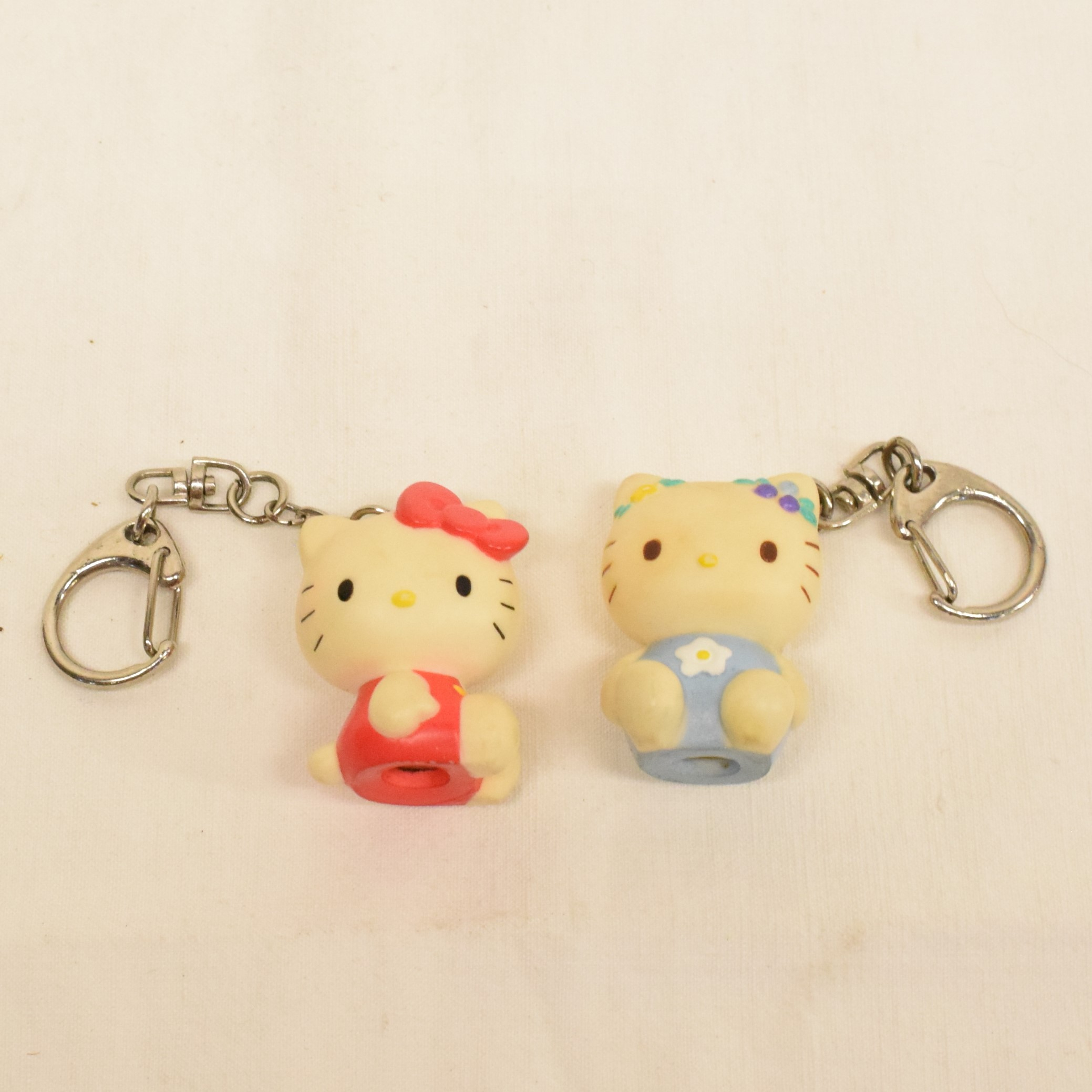 Lot de deux figurines Hello Kitty mac DO 2014 et deux portes-clés par SANRIO 76,04 État correct - Vue 5 - 