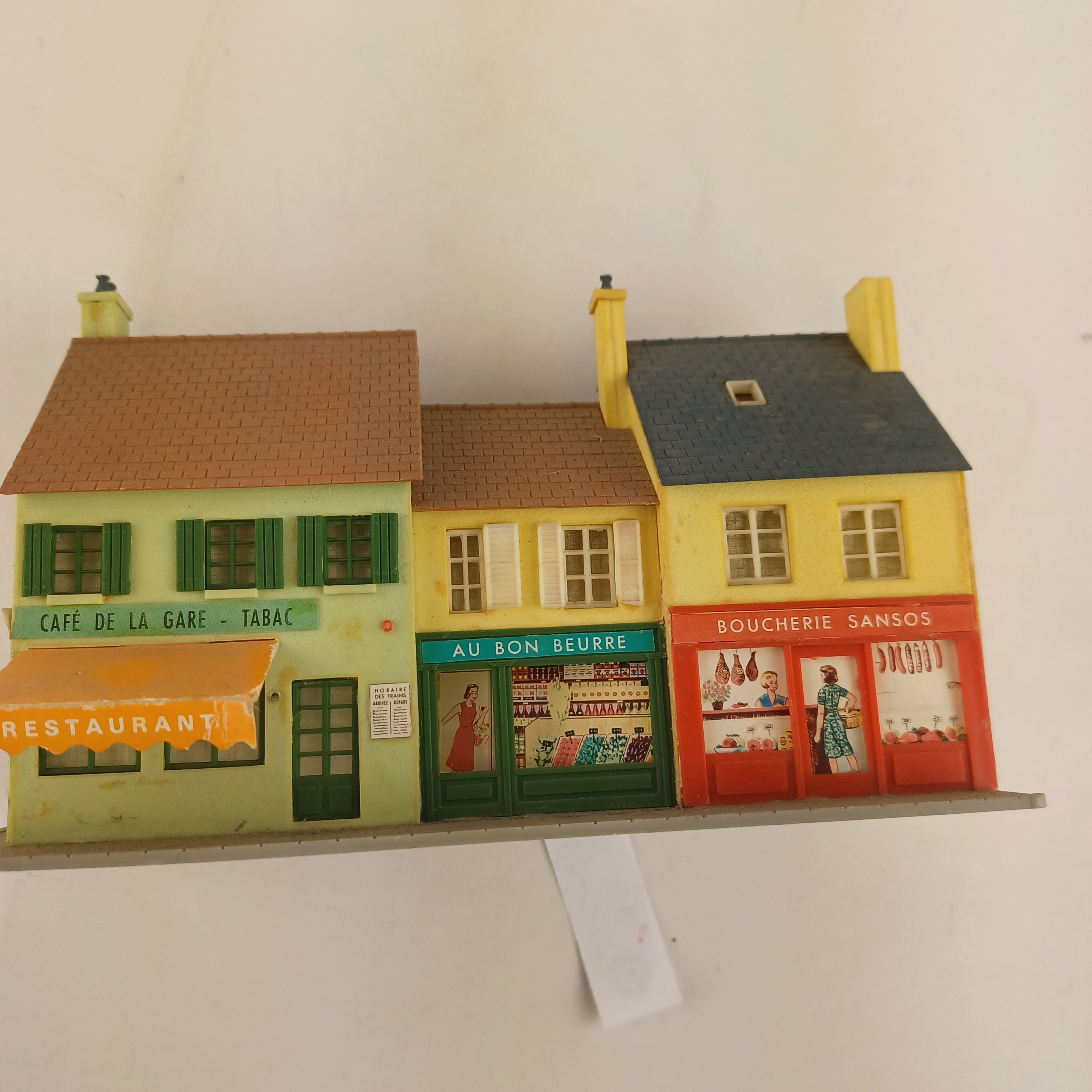 Voir photo 2 de Maquette de modélisme de trois commerces, café de la gare, tabac et restaurant, épicerieau bon beurre et boucherie Sansos de 16x10x10 cm Maquette de modélisme de trois commerces, café de la gare, tabac et restaurant, épicerieau bon beurre et boucherie Sansos de 16x10x10 cm Très bon état - Vue 2 -