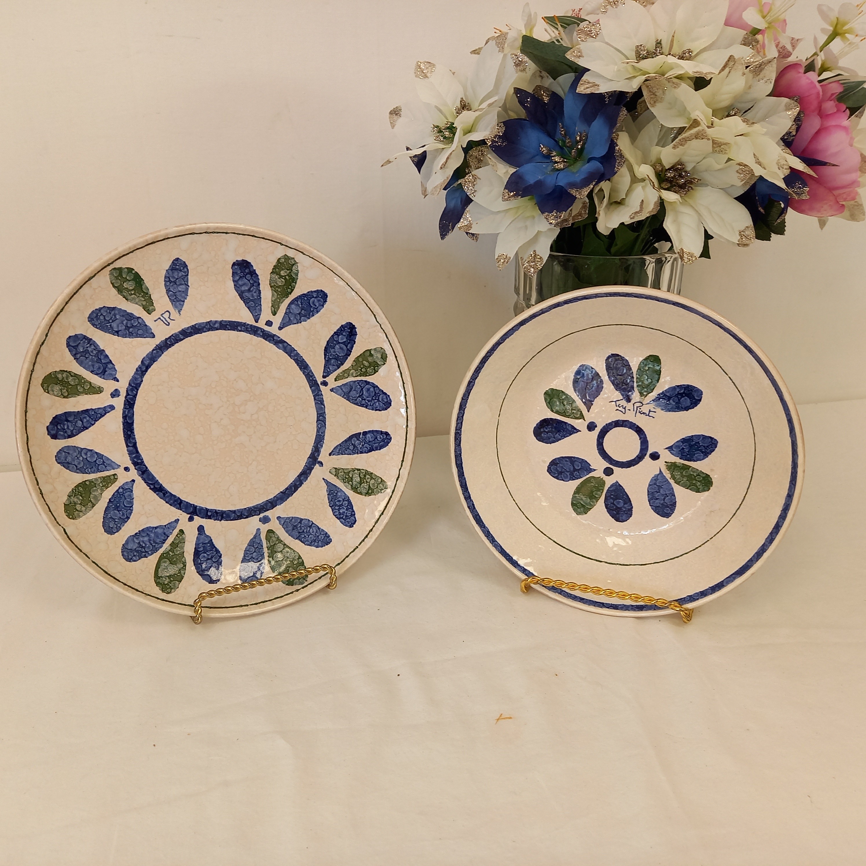 Deux assiettes en céramique signée Toy-Riont de Salins France - Bon état sur Label Emmaüs