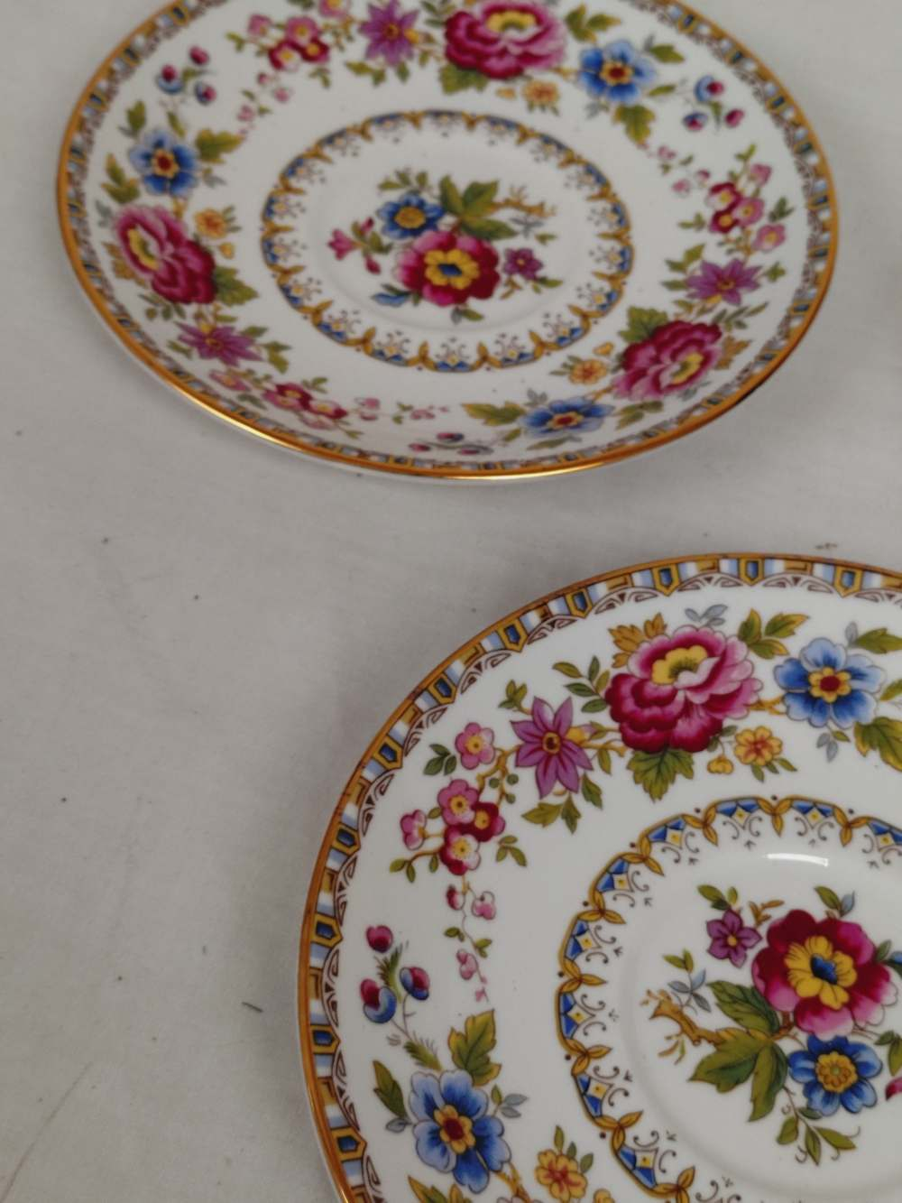 Trois petites soucoupes en porcelaine Grafton avec deux petites tasses . - Photo 4