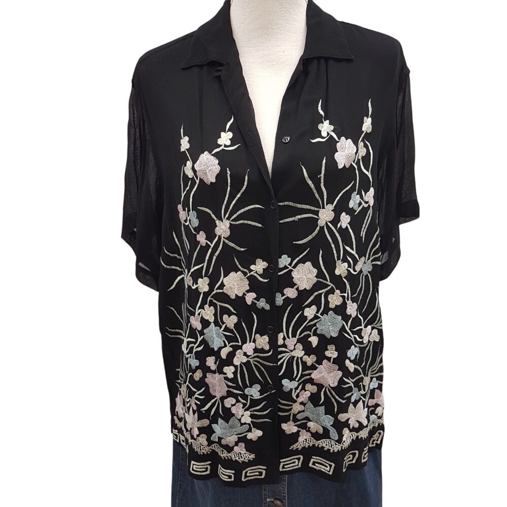 Acheter Chemisier noir brodé de fleurs - LAFAYETTE COLLECTION - Taille 2 estimée Très bon état - 15,00 € Chemisier noir brodé de fleurs - LAFAYETTE COLLECTION - Taille 2 estimée Très bon état - reconditionné disponible sur Label Emmaüs