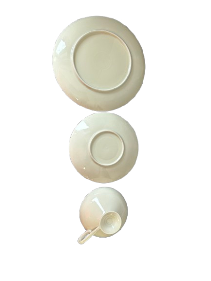 Voir photo 6 de Lot d'un ensemble d'une tasse à thé une sous-tasse et une assiette à dessert Lot d'un ensemble d'une tasse à thé une sous-tasse et une assiette à dessert Bon état - Vue 6 -