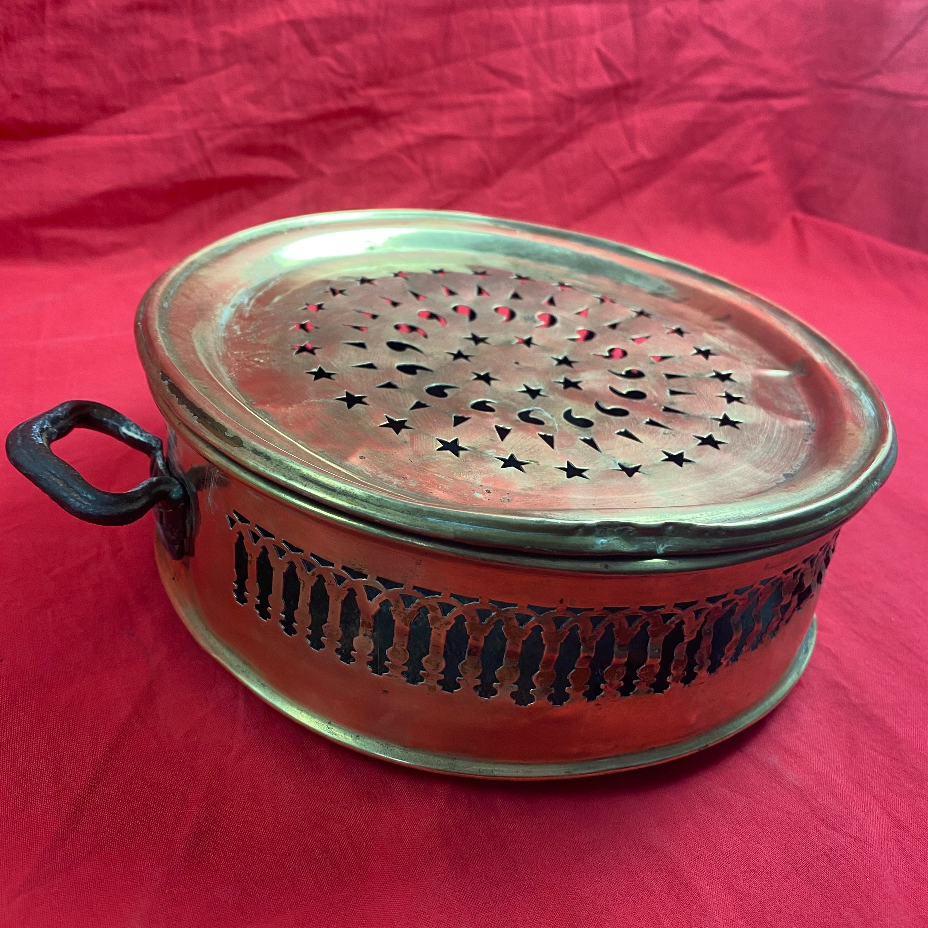 Chauffe-plat de table ancien en laiton ajouré - Fin XIXe/Début XXe  - Vue 3 - 
