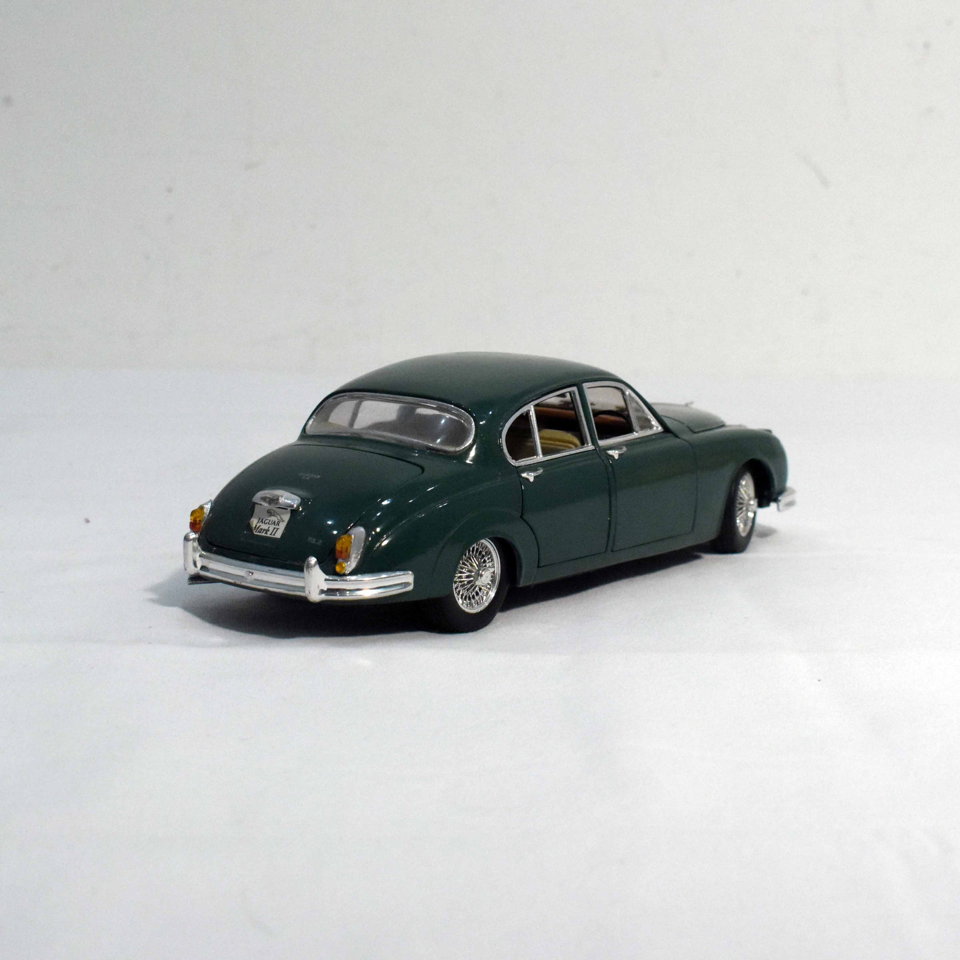 Modèles Réduits 1/18eme - Maisto® - Dodge Viper GT2 & Jaguar Mark II  - Vue 9 - 