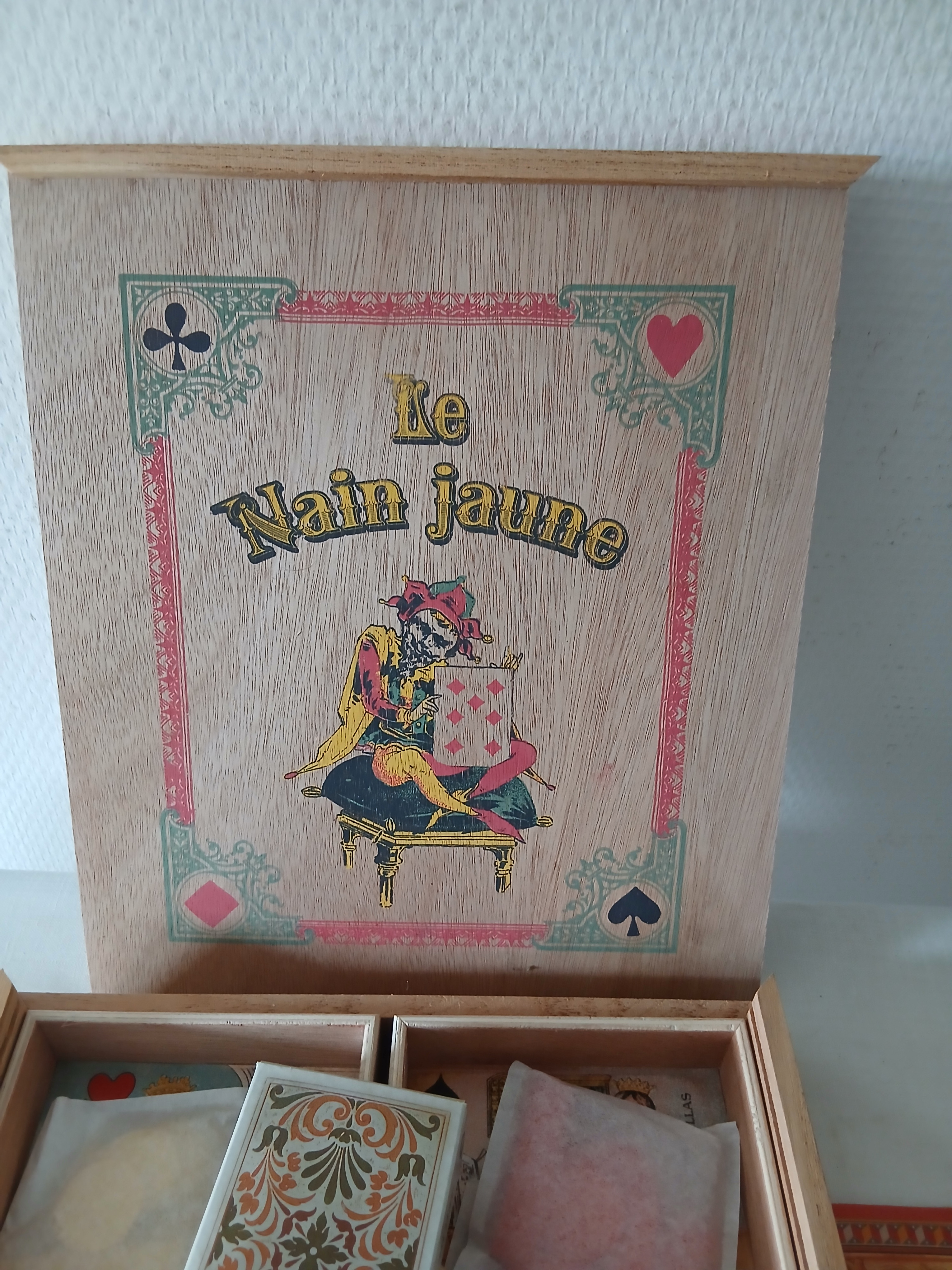 Jeu de nain jaune dans une boite en bois.  - Vue 8 - 