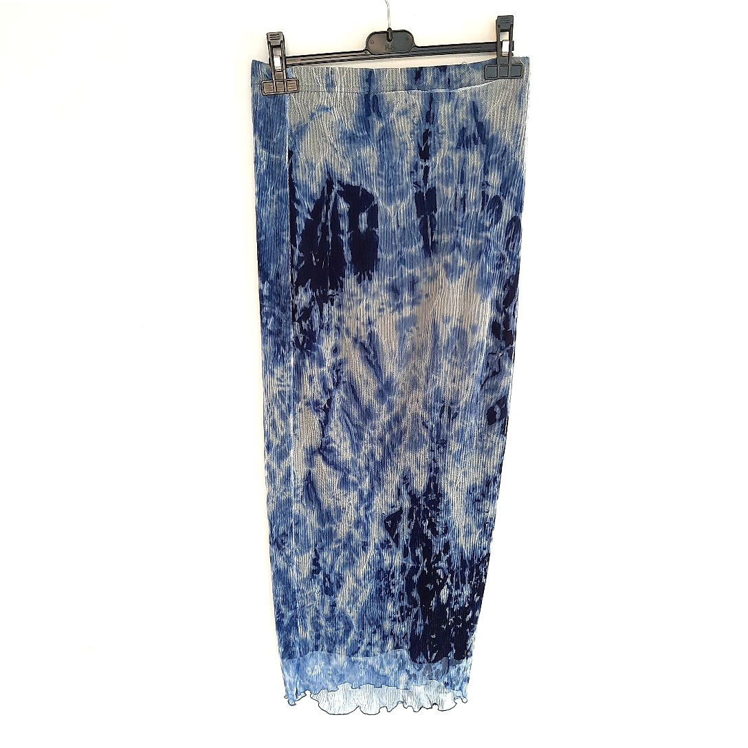 Acheter Jupe droite chic bleu et blanc plissé fin CHARBELL T 36/38 Très bon état - 24,00 € Jupe droite chic bleu et blanc plissé fin CHARBELL T 36/38 Très bon état - reconditionné disponible sur Label Emmaüs