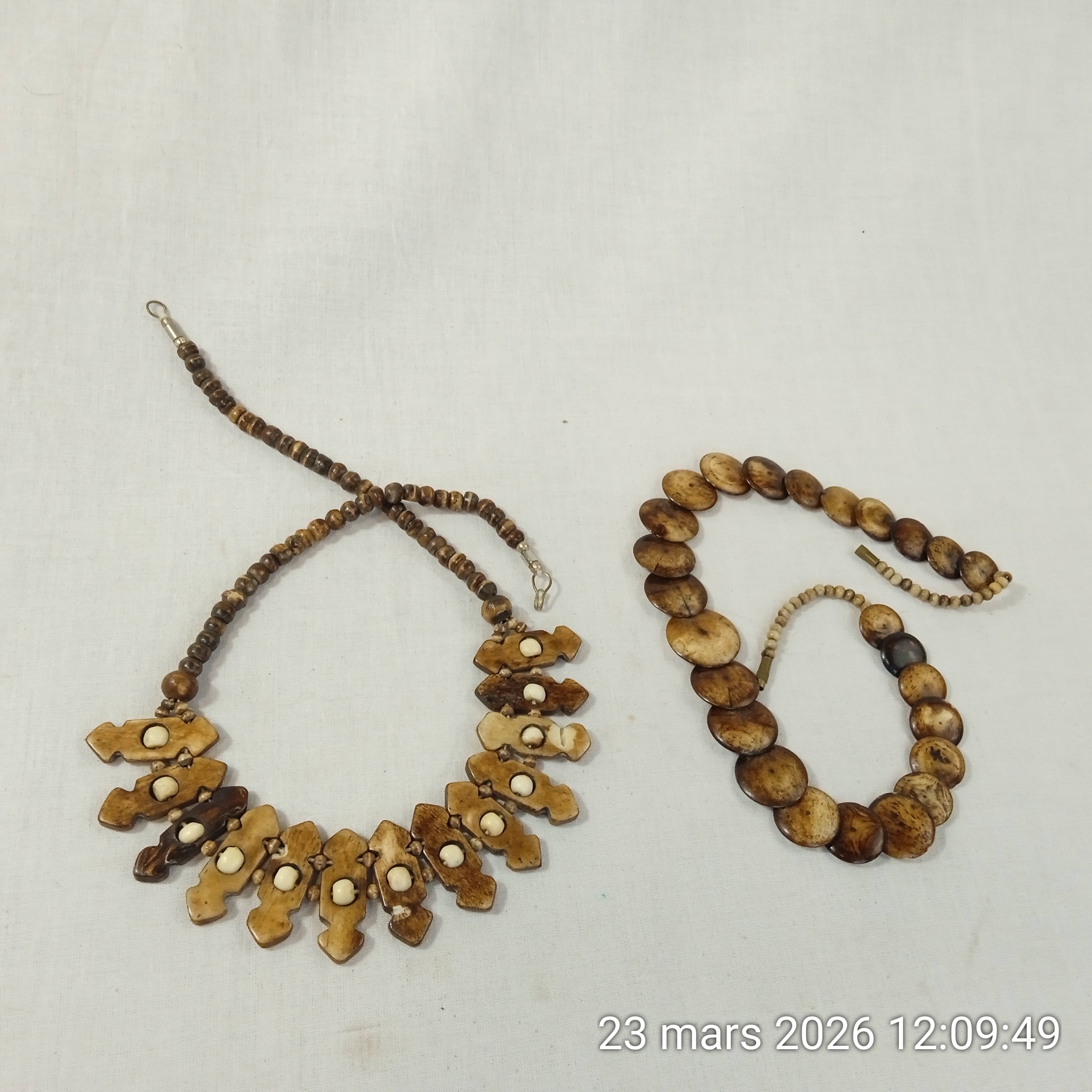 Voir photo 5 de Lot de 2 colliers vintage en os de batik Lot de 2 colliers vintage en os de batik Très bon état - Vue 5 -