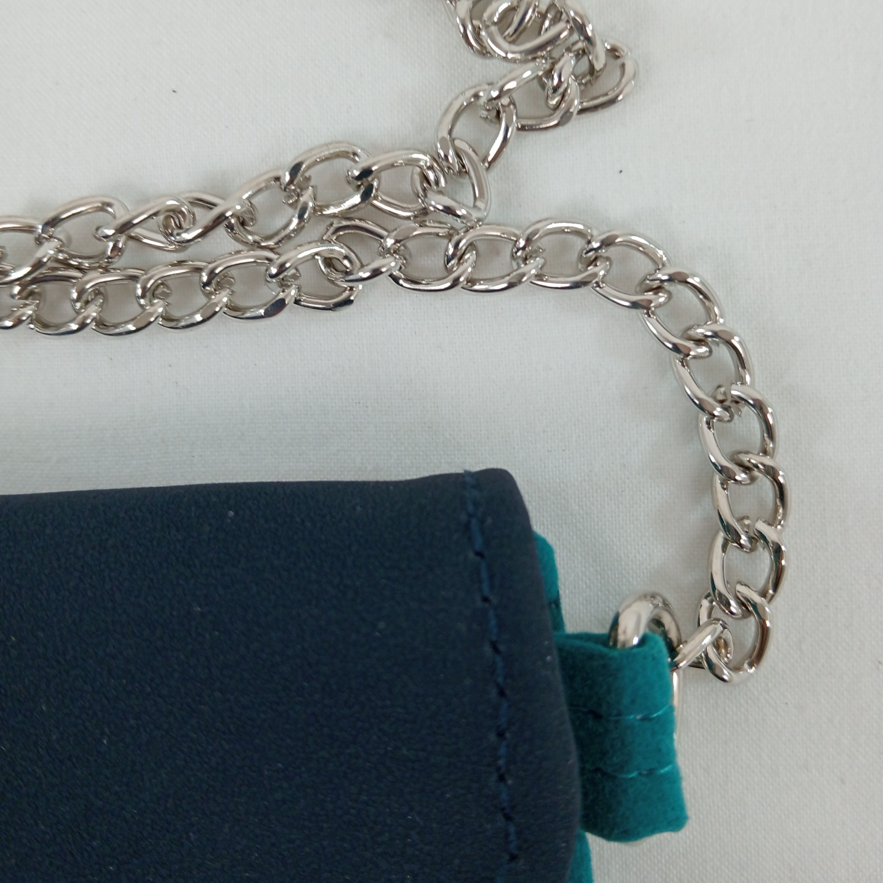 Pochette femme de la marque 1987 by Abaco de couleurs noir, argenté et vert émeraude lanière métal argenté - Très bon état - Photo 6