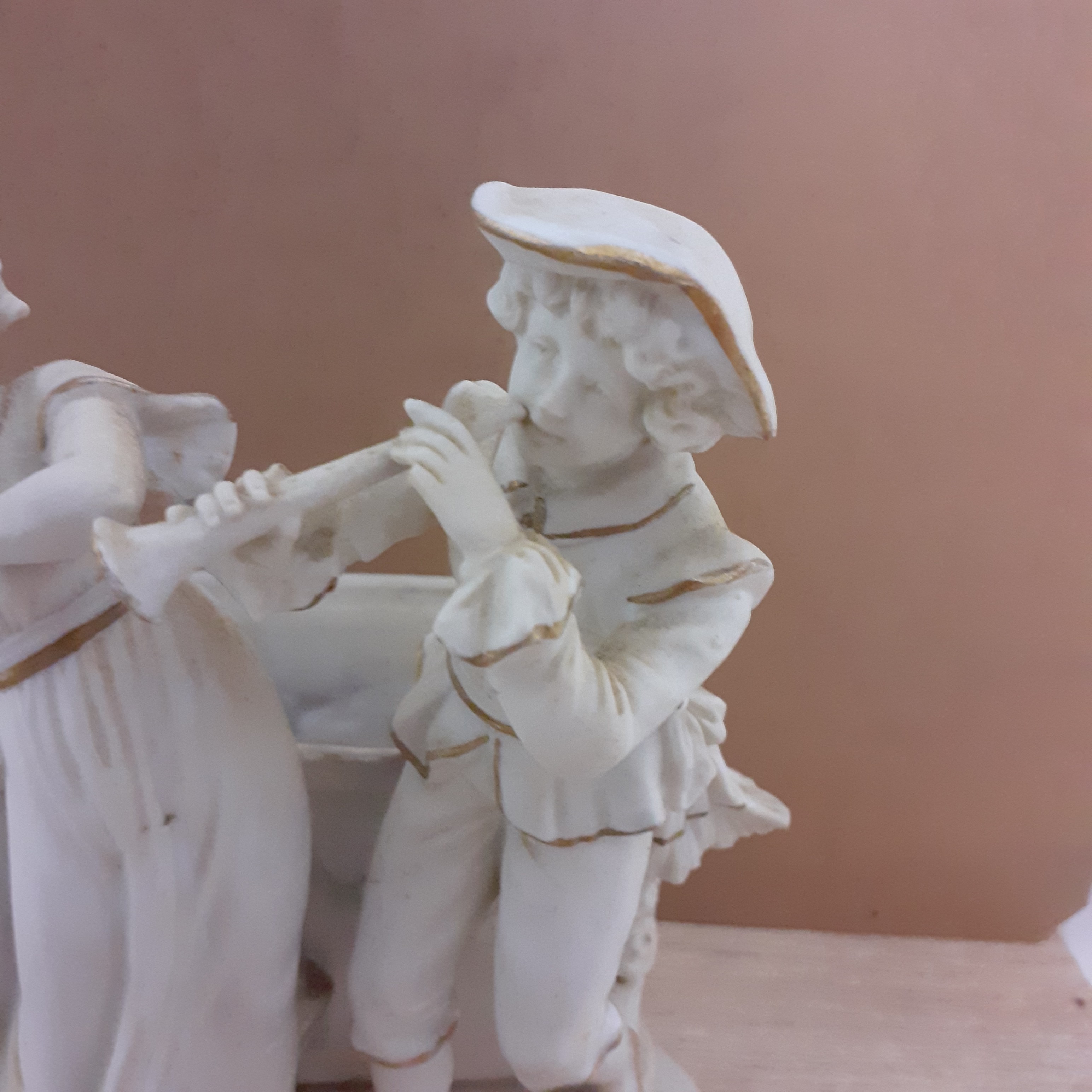 Voir photo 3 de Vide poche ou petit vase en biscuit ancien représentant des musiciens . Vide poche ou petit vase en biscuit ancien représentant des musiciens . Bon état - Vue 3 -