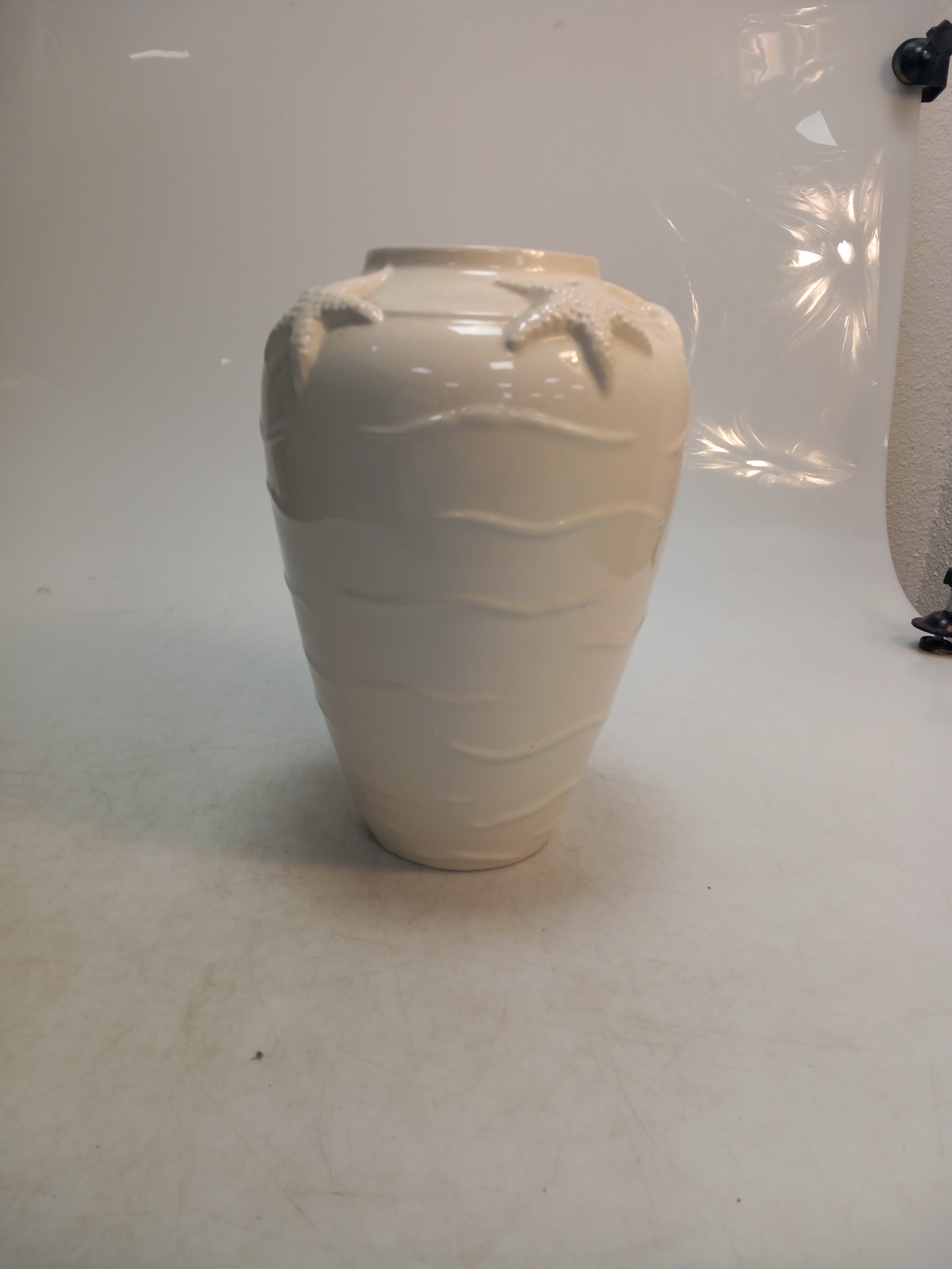 Joli vase blanc décor étoile de mer de la marque 