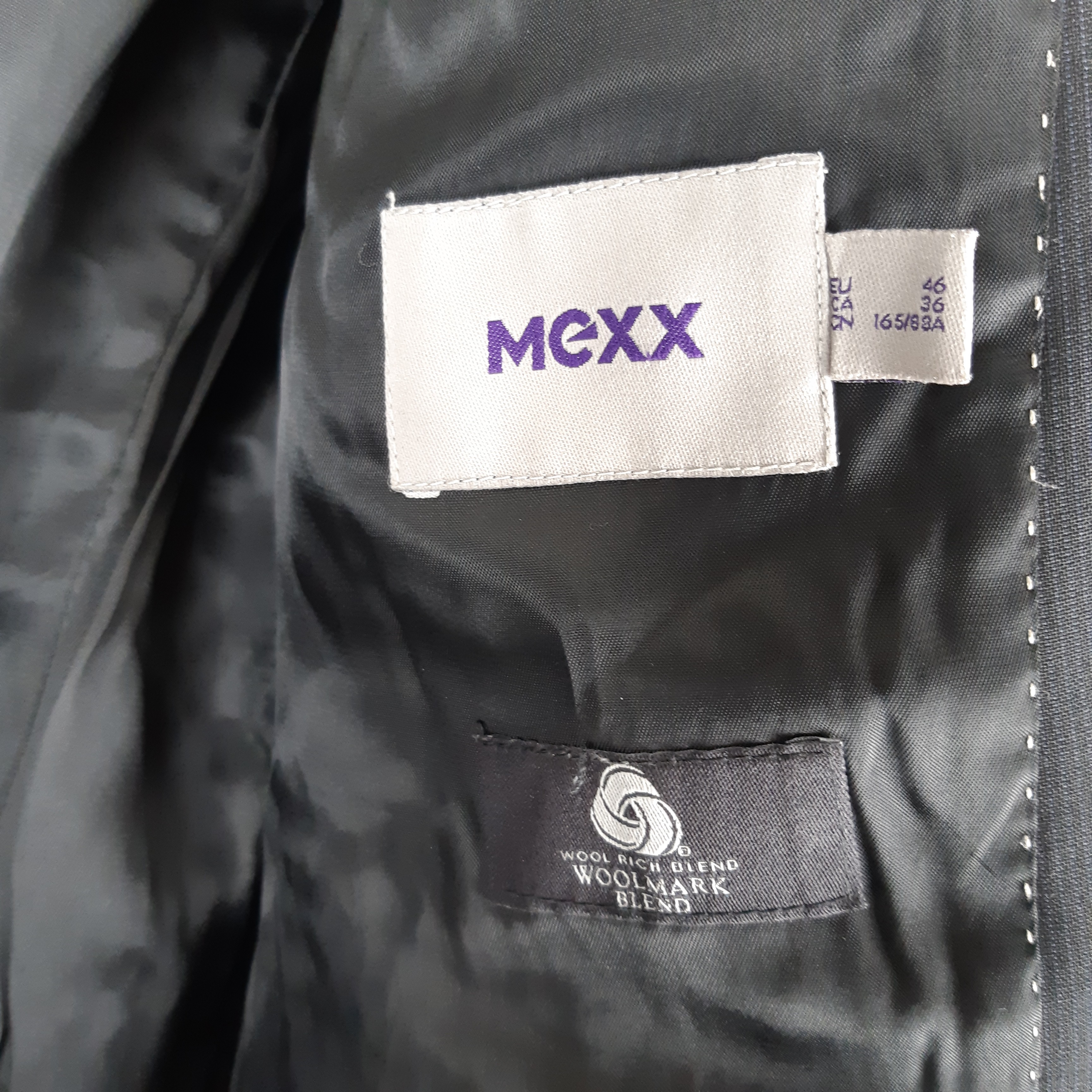 Voir photo 5 de Mexx - Manteau noir en laine vierge - Taille 46 mesures Carrure= 43 Poitrine= 52 Longueur= 70 Manches= 61 Mexx - Manteau noir en laine vierge - Taille 46 mesures Carrure= 43 Poitrine= 52 Longueur= 70 Manches= 61 Très bon état - Vue 5 -