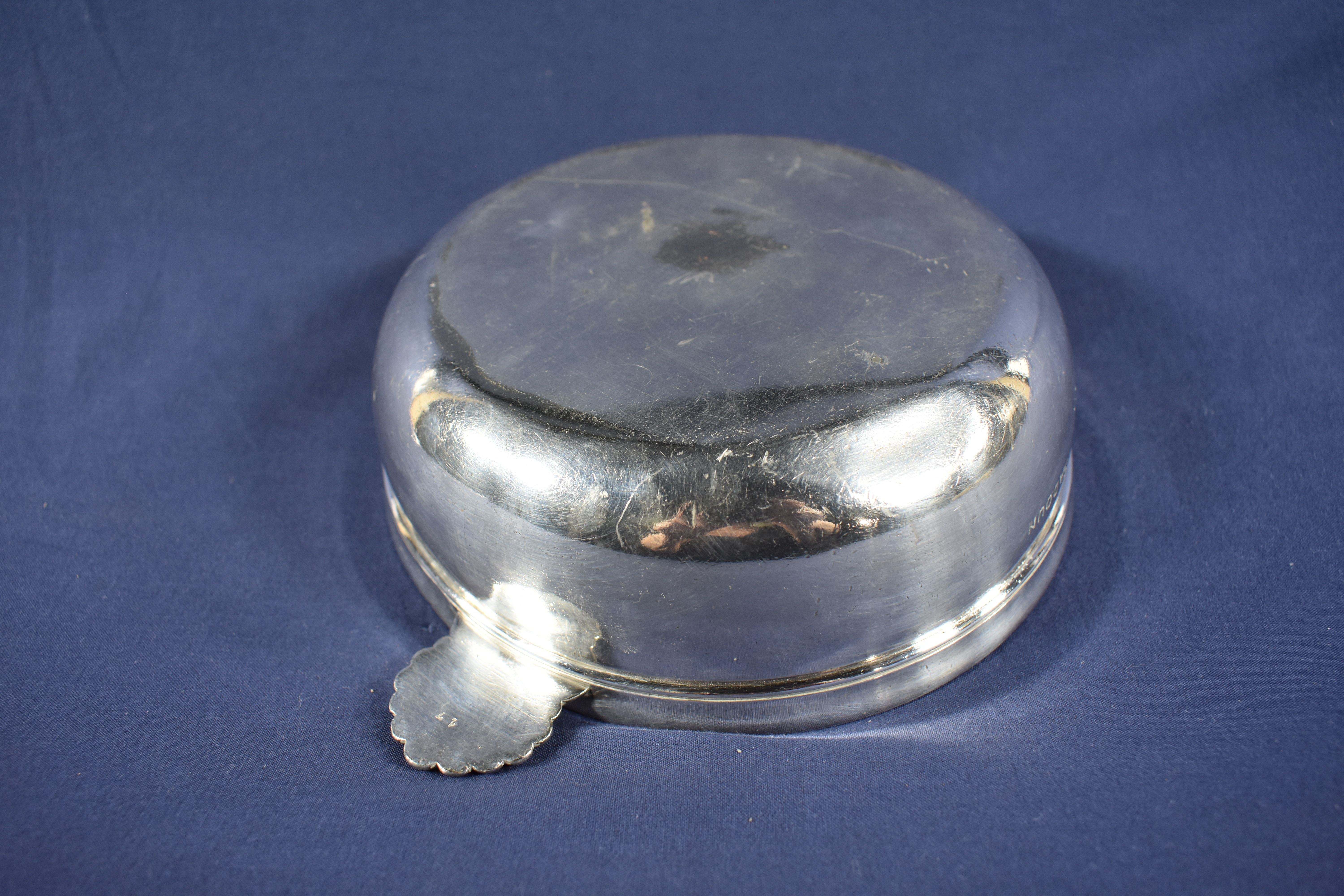 Voir photo 4 de coupe en métal argenté (usée) pouvant être utilisée comme vide-poche coupe en métal argenté (usée) pouvant être utilisée comme vide-poche État correct - Vue 4 -