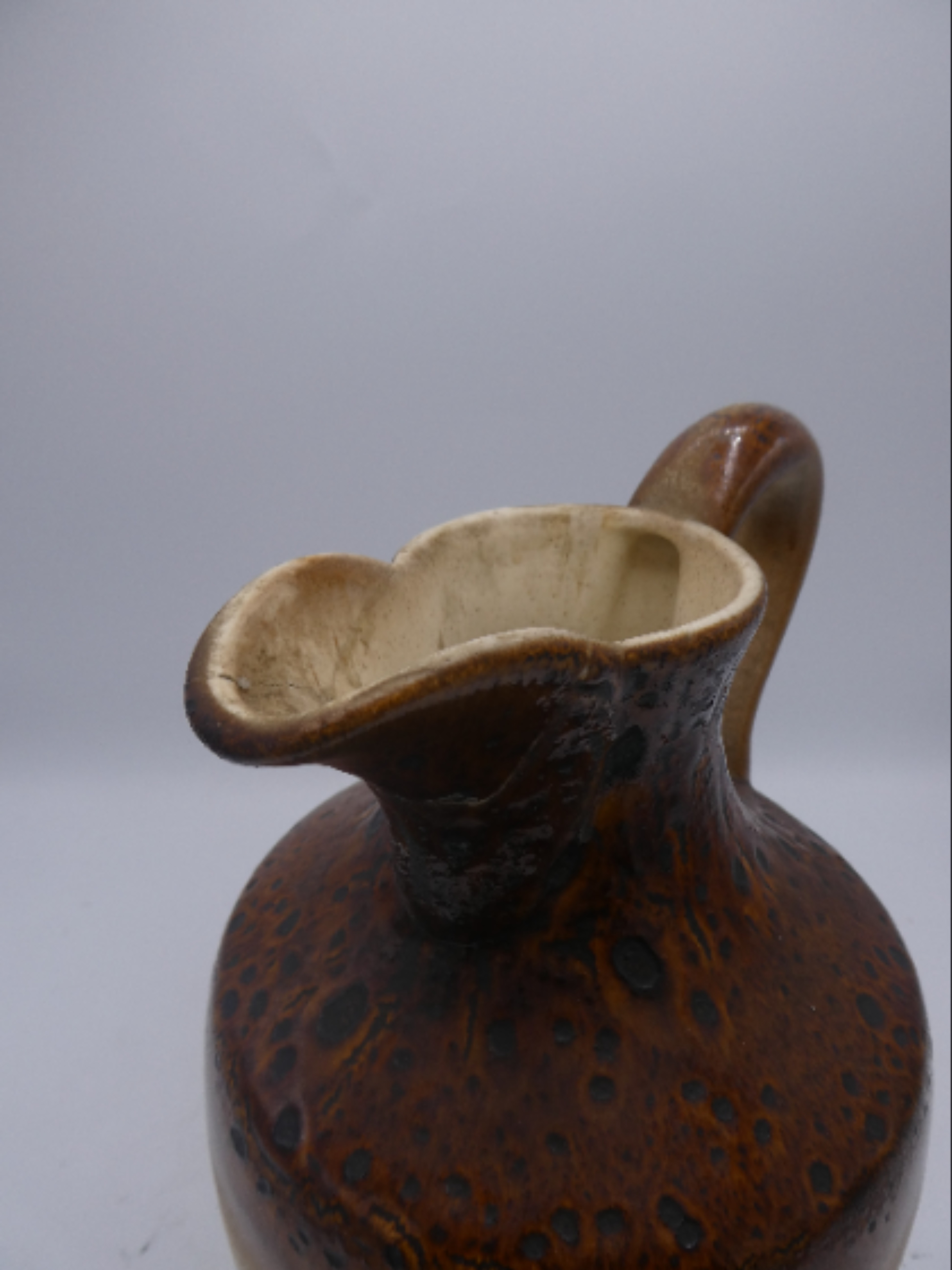 Vase décoratif en céramique – Motif traditionnel 