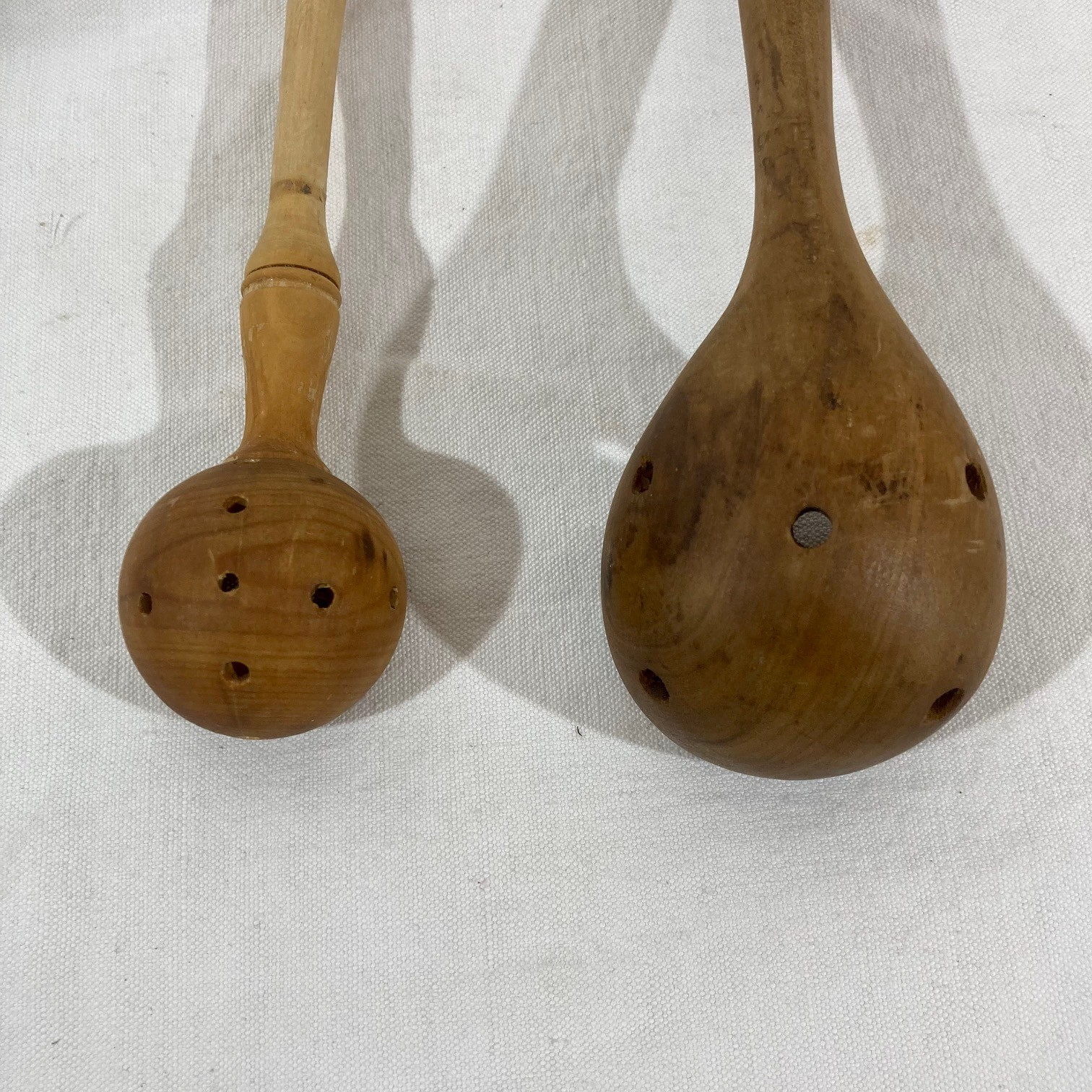 Lot de 2 cuillères à olives en bois percée - Photo 1