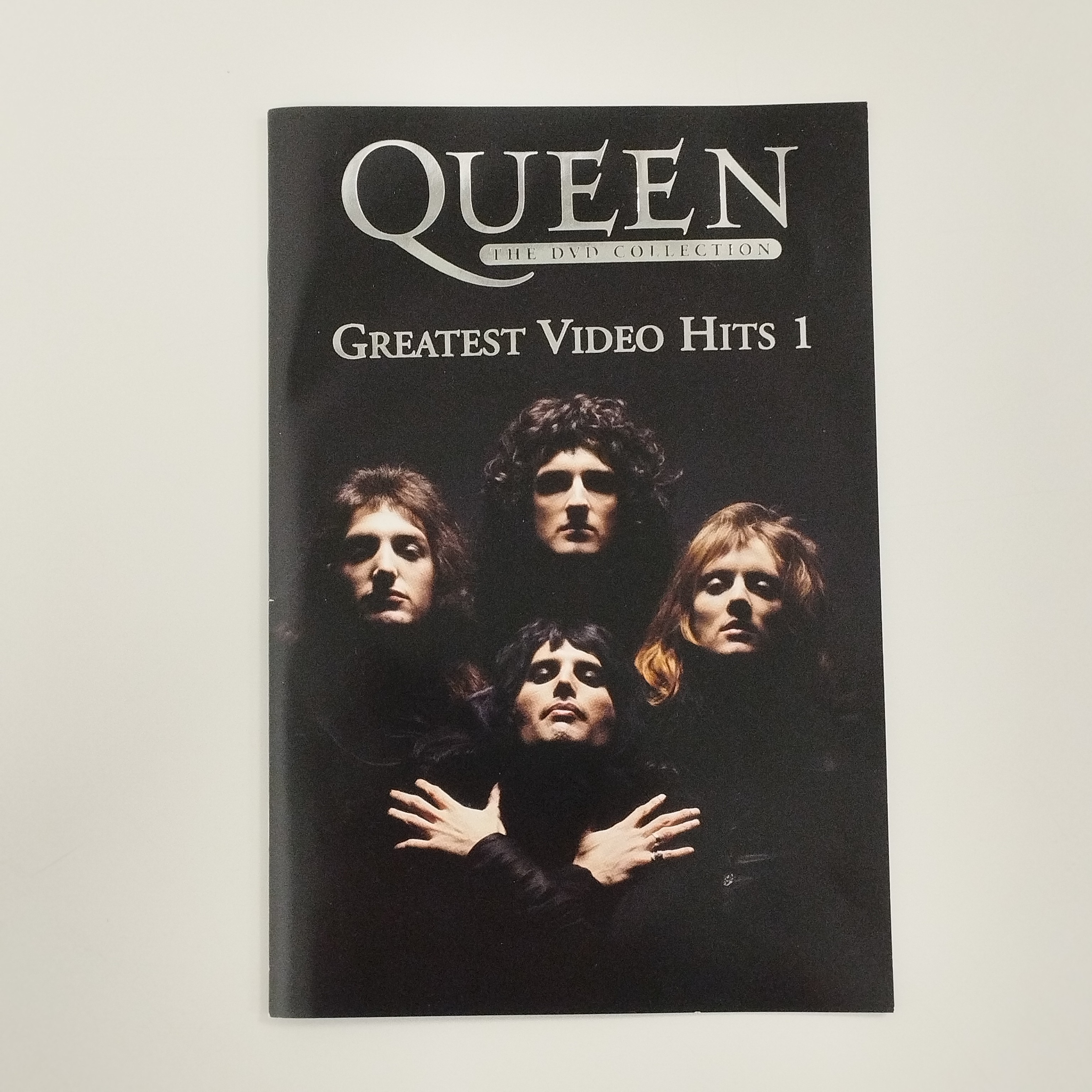 Voir photo 5 de Lot de 2 mini-coffrets DVD musicaux : Queen - Greatest Video Hits volumes 1 & 2 Lot de 2 mini-coffrets DVD musicaux : Queen - Greatest Video Hits volumes 1 & 2 Très bon état - Vue 5 -