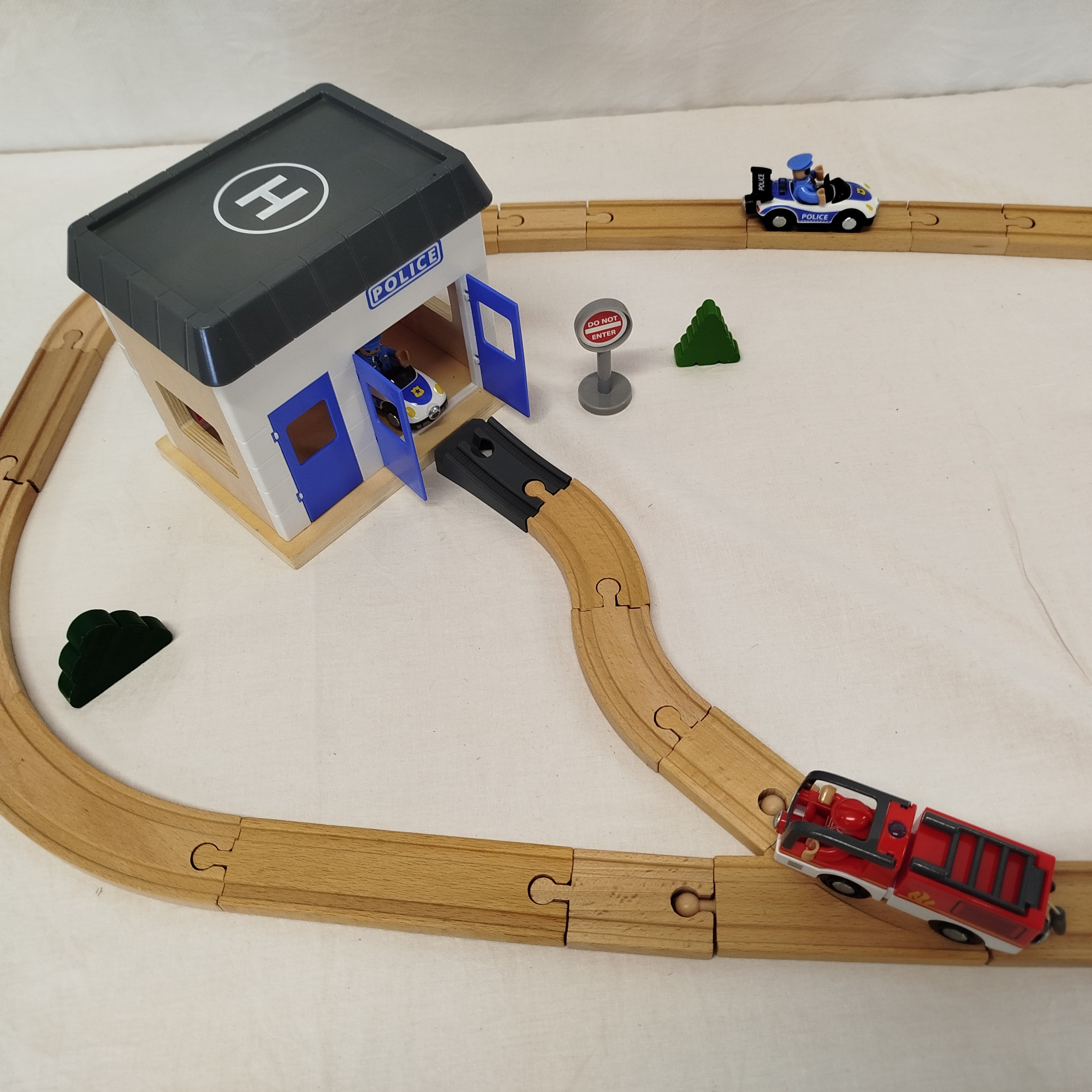 Ensemble de train en bois police/pompier Très bon état - Vue 3 - 