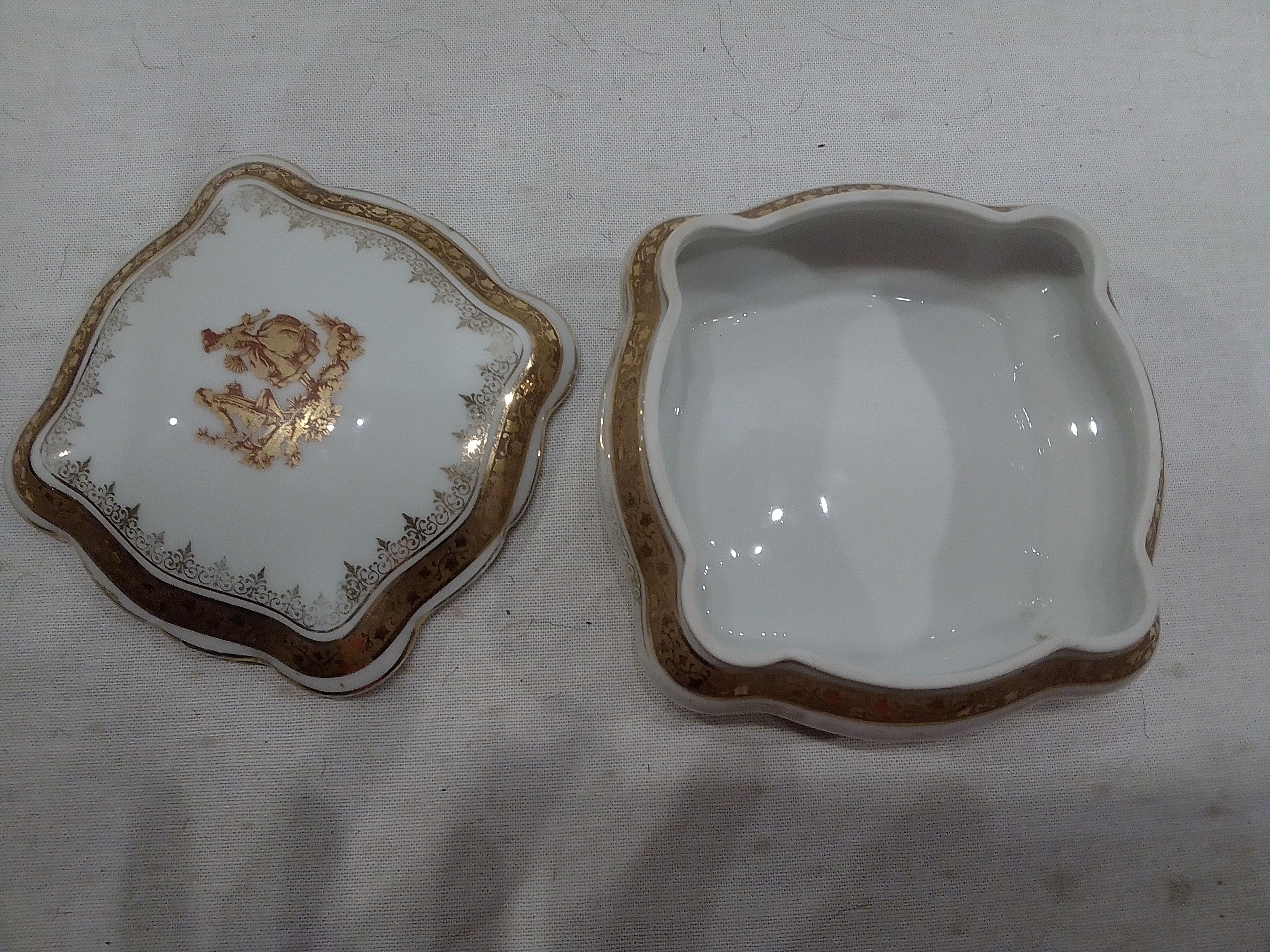 Voir photo 3 de Boîte Bonbonnière porcelaine de Limoge Boîte Bonbonnière porcelaine de Limoge État correct - Vue 3 -