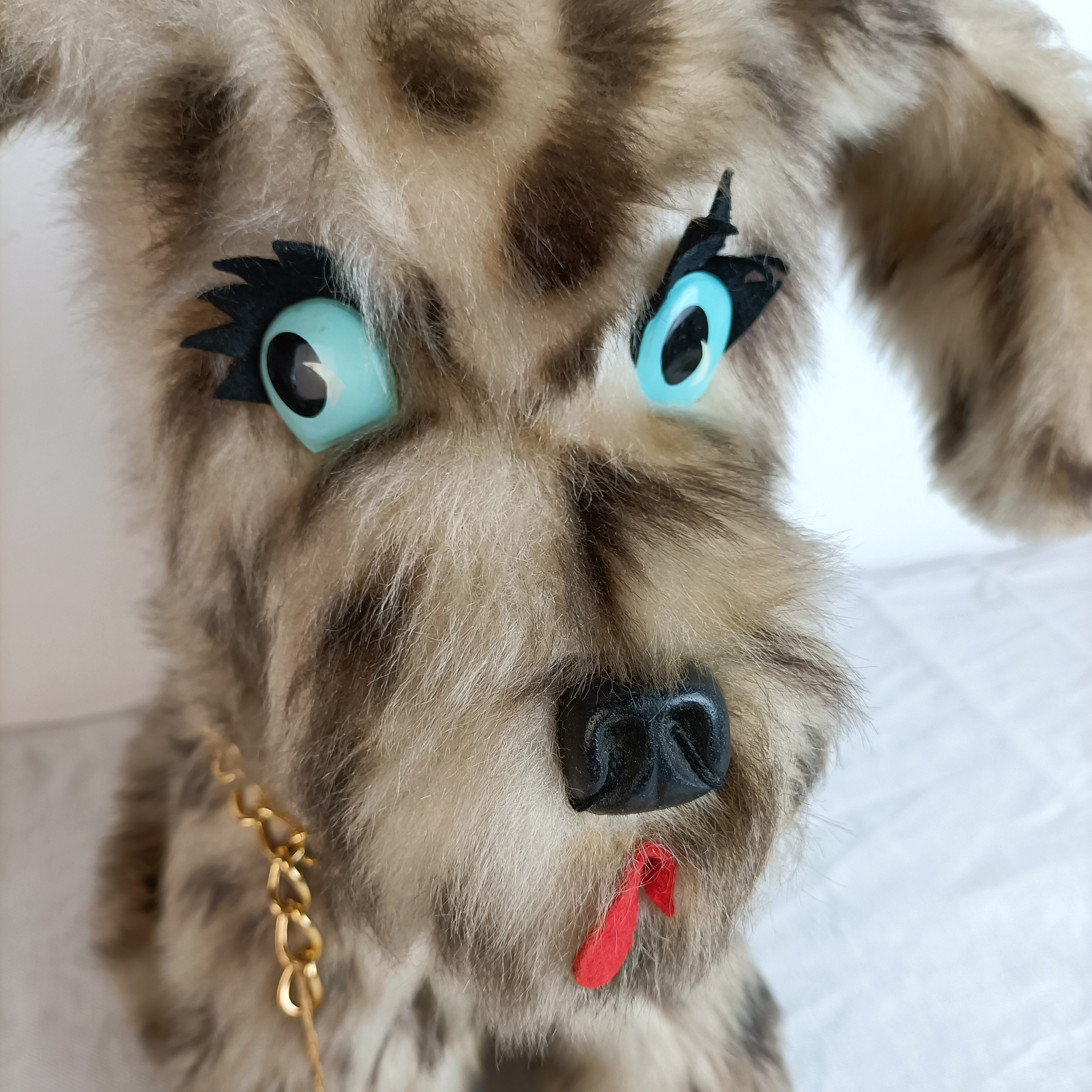 Peluche Chien Allongé Douceur Crème Oreilles Marron - 75 cm