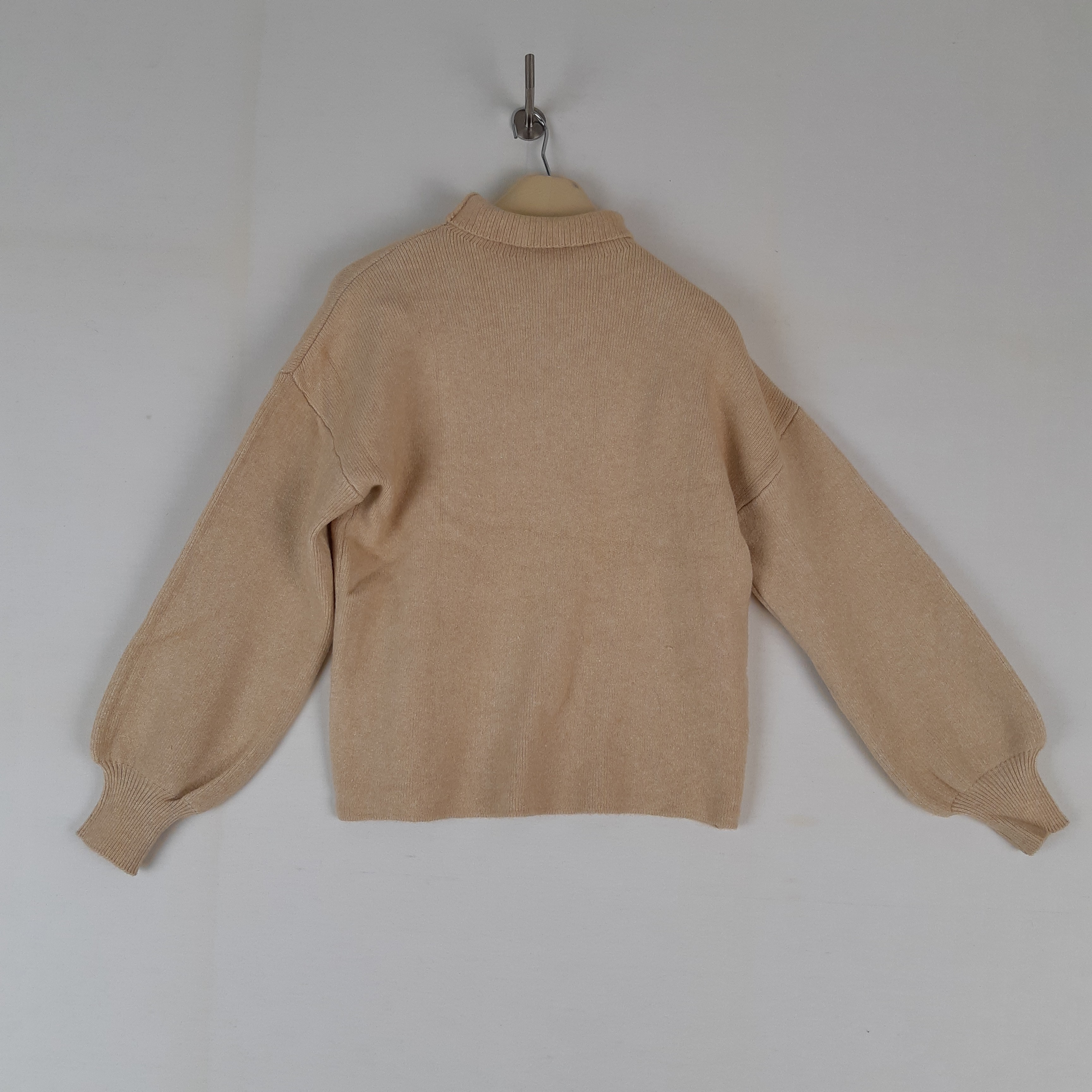 In April 1986 - Pull col montant beige - Taille mesures Carrure= 52 Poitrine= 48 Longueur= 53  - Vue 4 - 