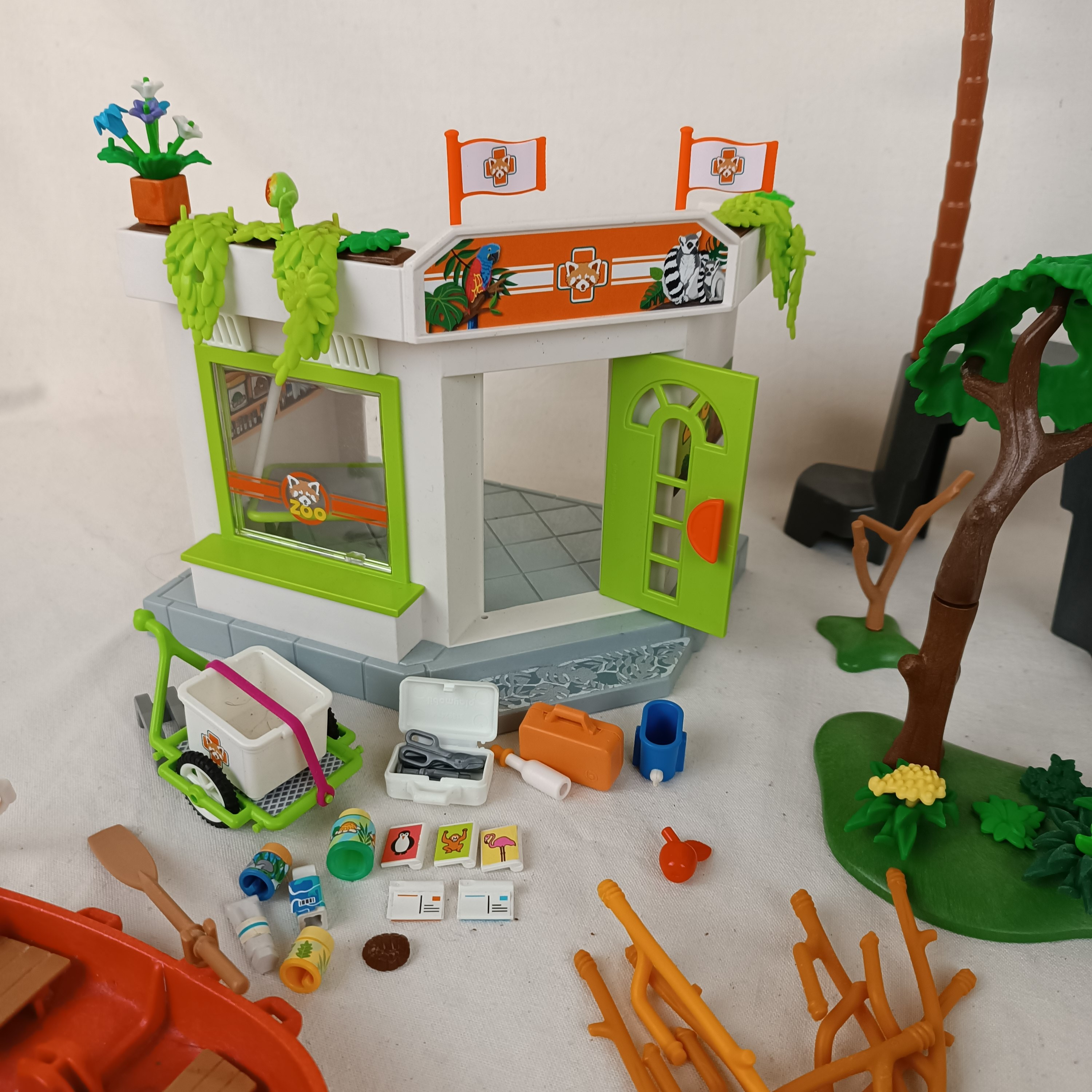 Ensemble Playmobil Zoo, Parc animalier et autres extensions : 175 animaux, 24 personnages Bon état - Vue 17 - 