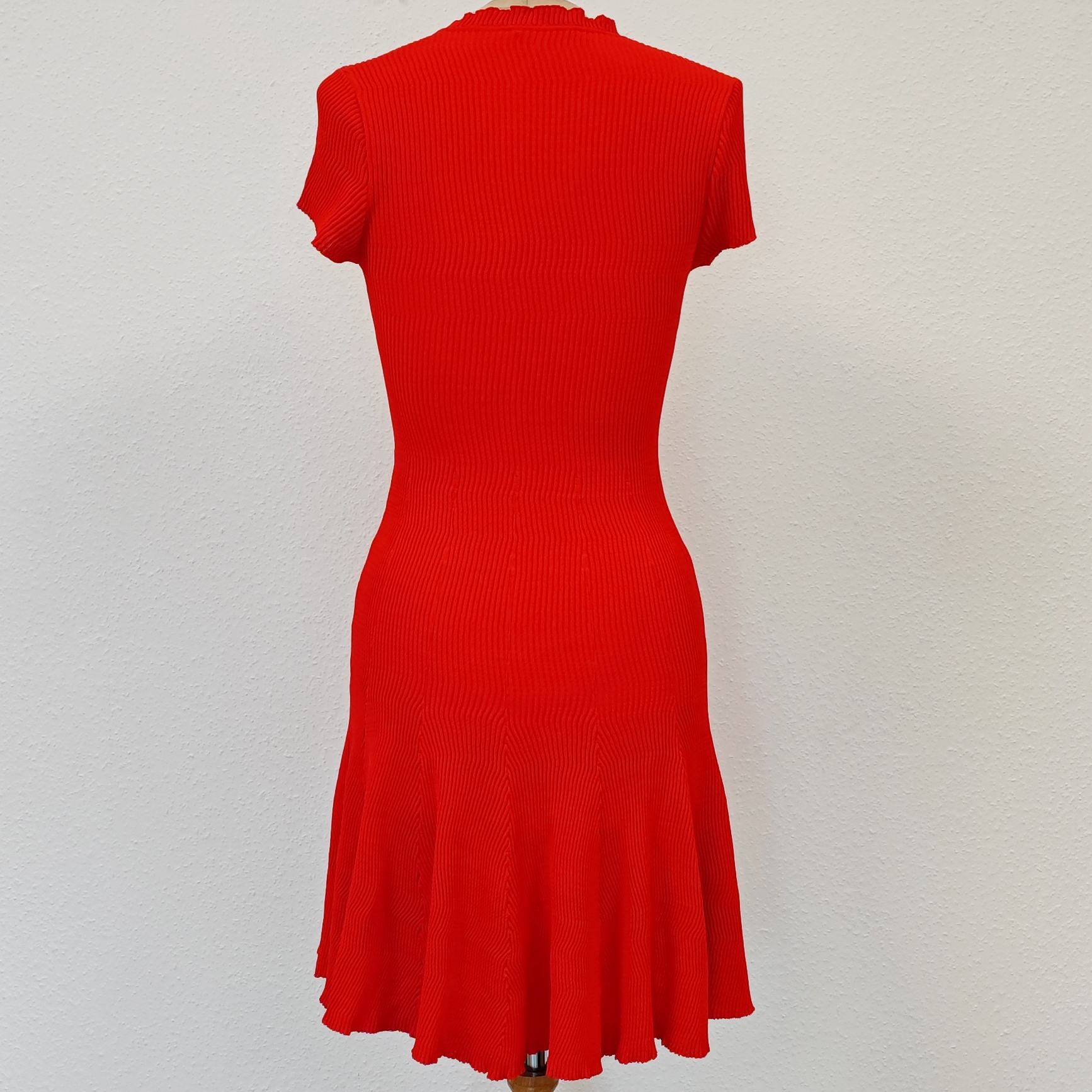 Voir photo 4 de LOUIS VUITTON - Magnifique Robe ajustée rouge en maille - 36/38 - Femme LOUIS VUITTON - Magnifique Robe ajustée rouge en maille - 36/38 - Femme Très bon état - Vue 4 -