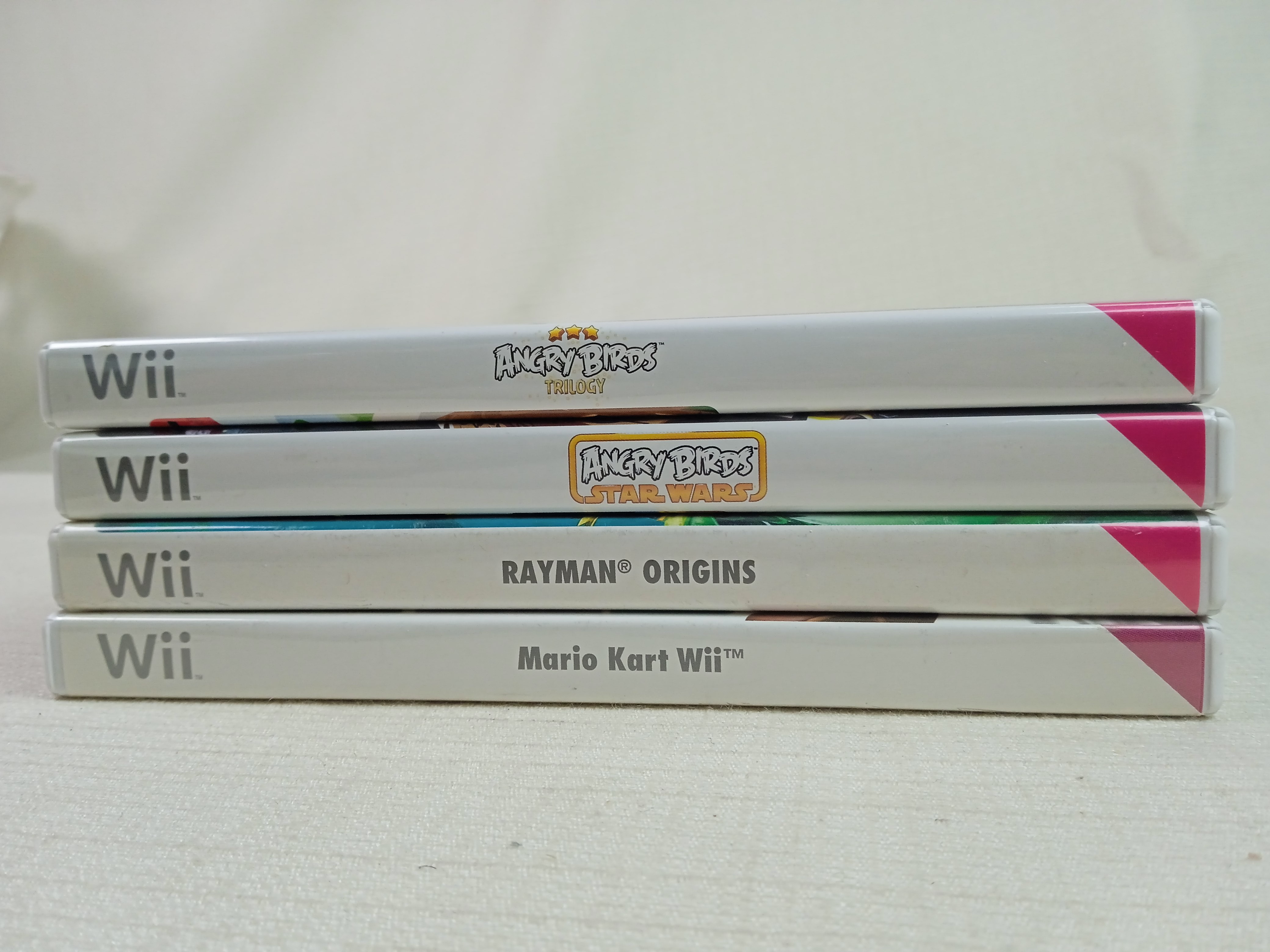 Lot de 4 jeux Nintendo Wii : Angry Birds Trilogy, Angry birds Star Wars, Rayman Origins, Mariokart Très bon état - Vue 3 - 