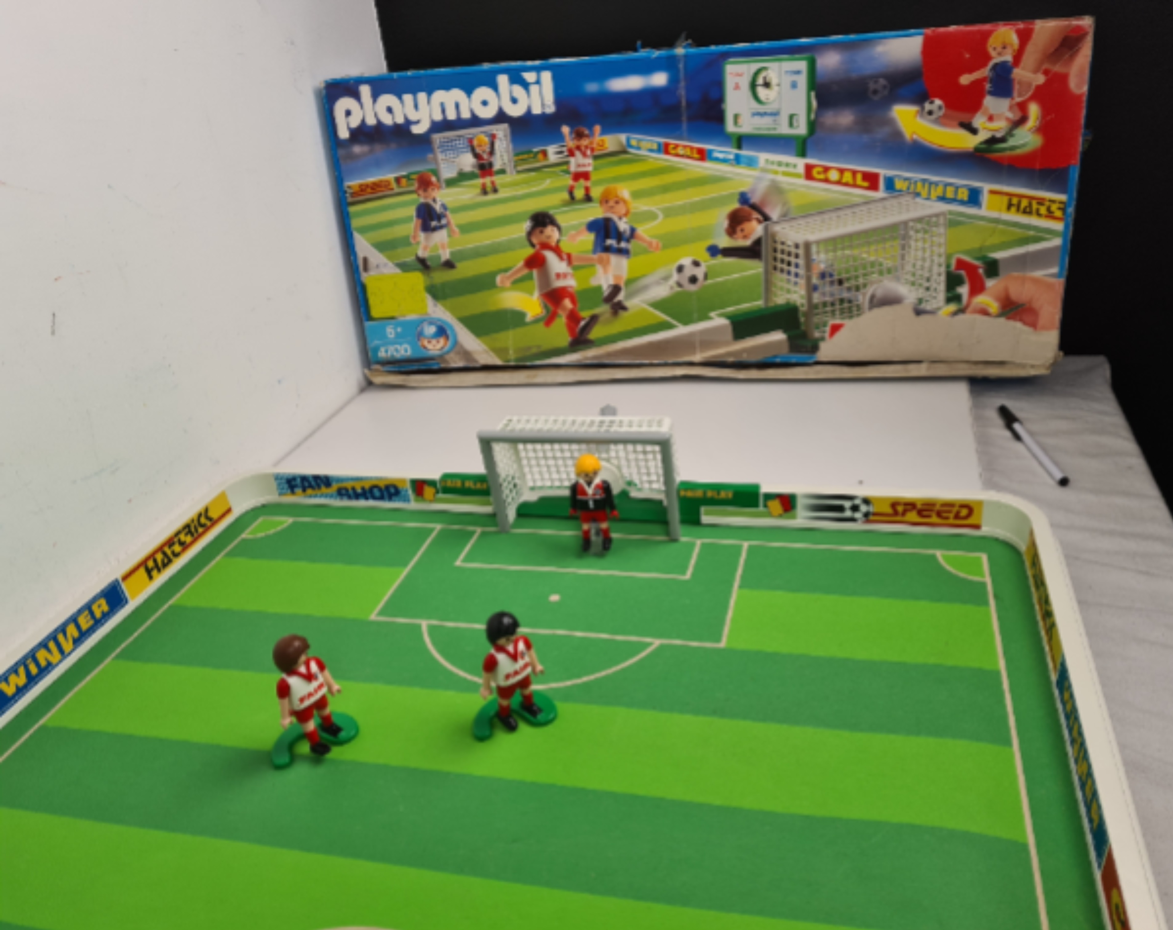 Voir photo 5 de Playmobil - 4700 Terrain de football avec joueurs - 5 ans + Playmobil - 4700 Terrain de football avec joueurs - 5 ans + État correct - Vue 5 -