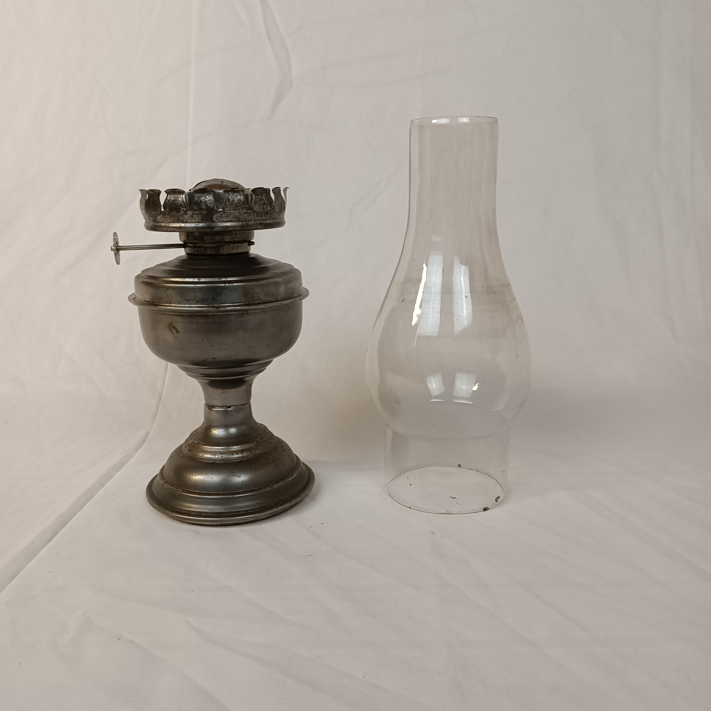 Ancienne lampe à pétrole avec base en métal Bon état - Vue 2 - 