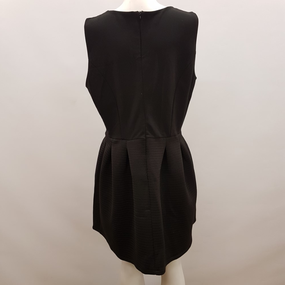 Voir photo 2 de Robe de fêtes chic noire - AGATHE VELMONT - Taille 4 Robe de fêtes chic noire - AGATHE VELMONT - Taille 4 Très bon état - Vue 2 -