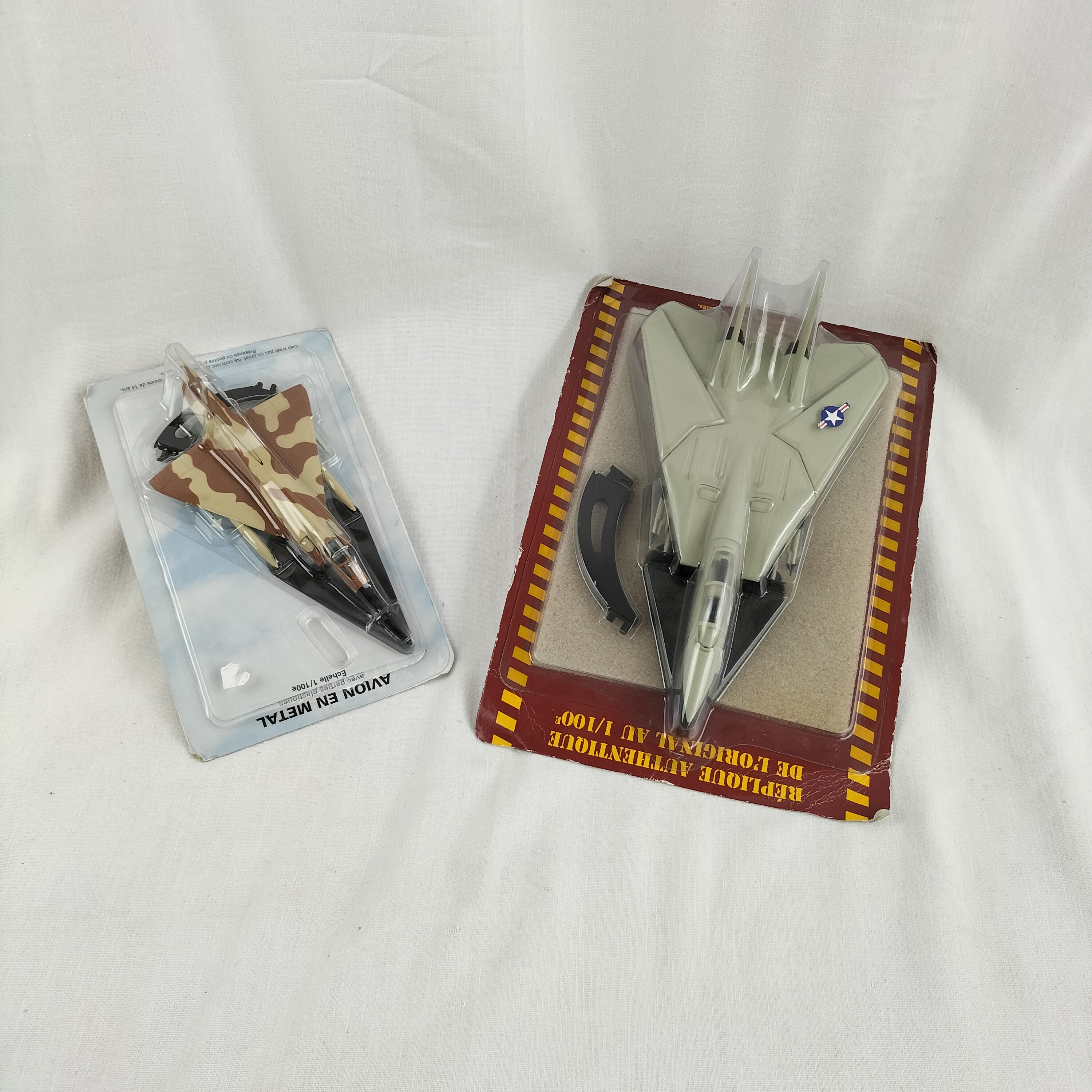 Voir photo 2 de Lot de 2 avions de chasse F-14 Tomcat – Modèles de collection en métal et plastique Lot de 2 avions de chasse F-14 Tomcat – Modèles de collection en métal et plastique Comme neuf - Vue 2 -