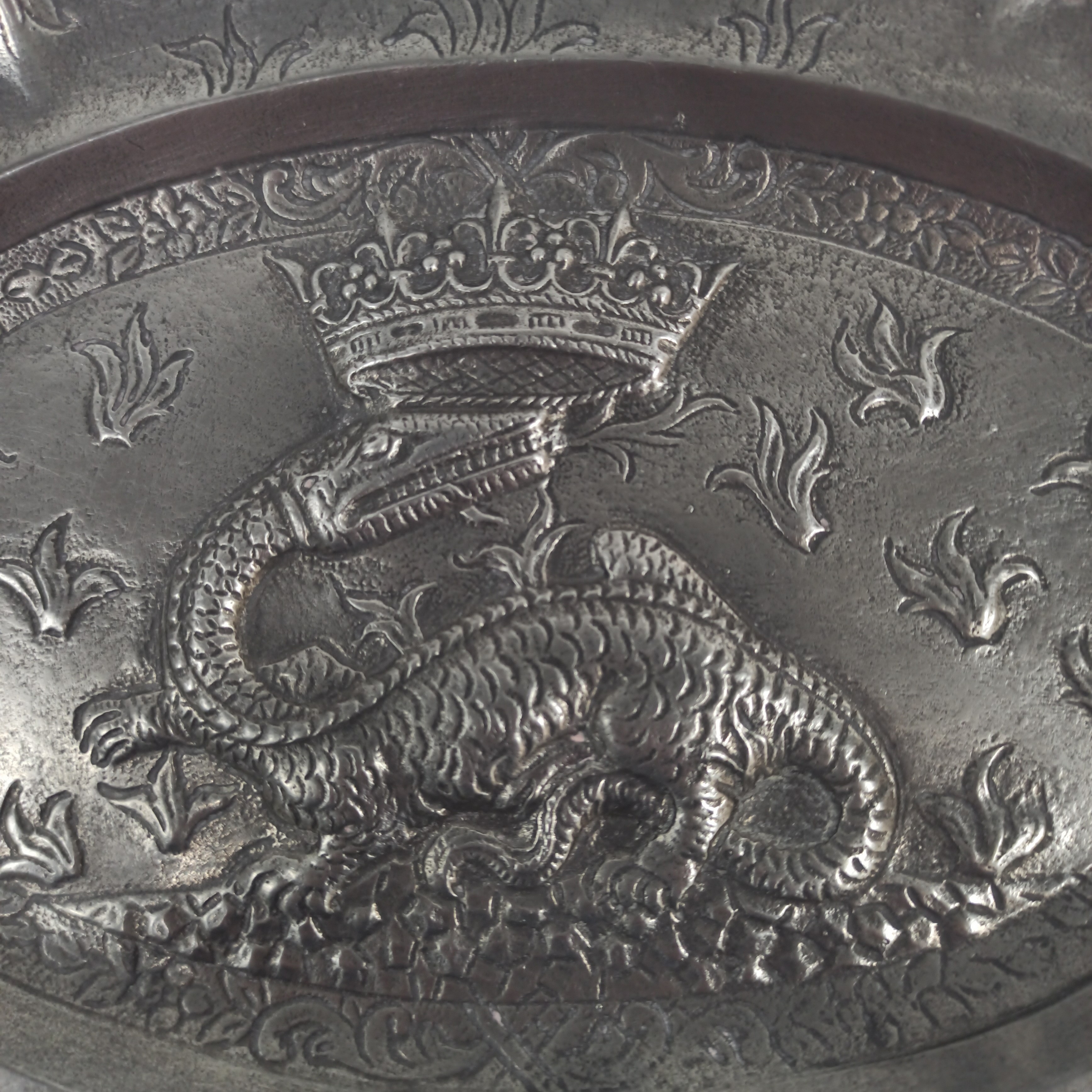 Plat décoratif en étain - Bon état - Photo 2