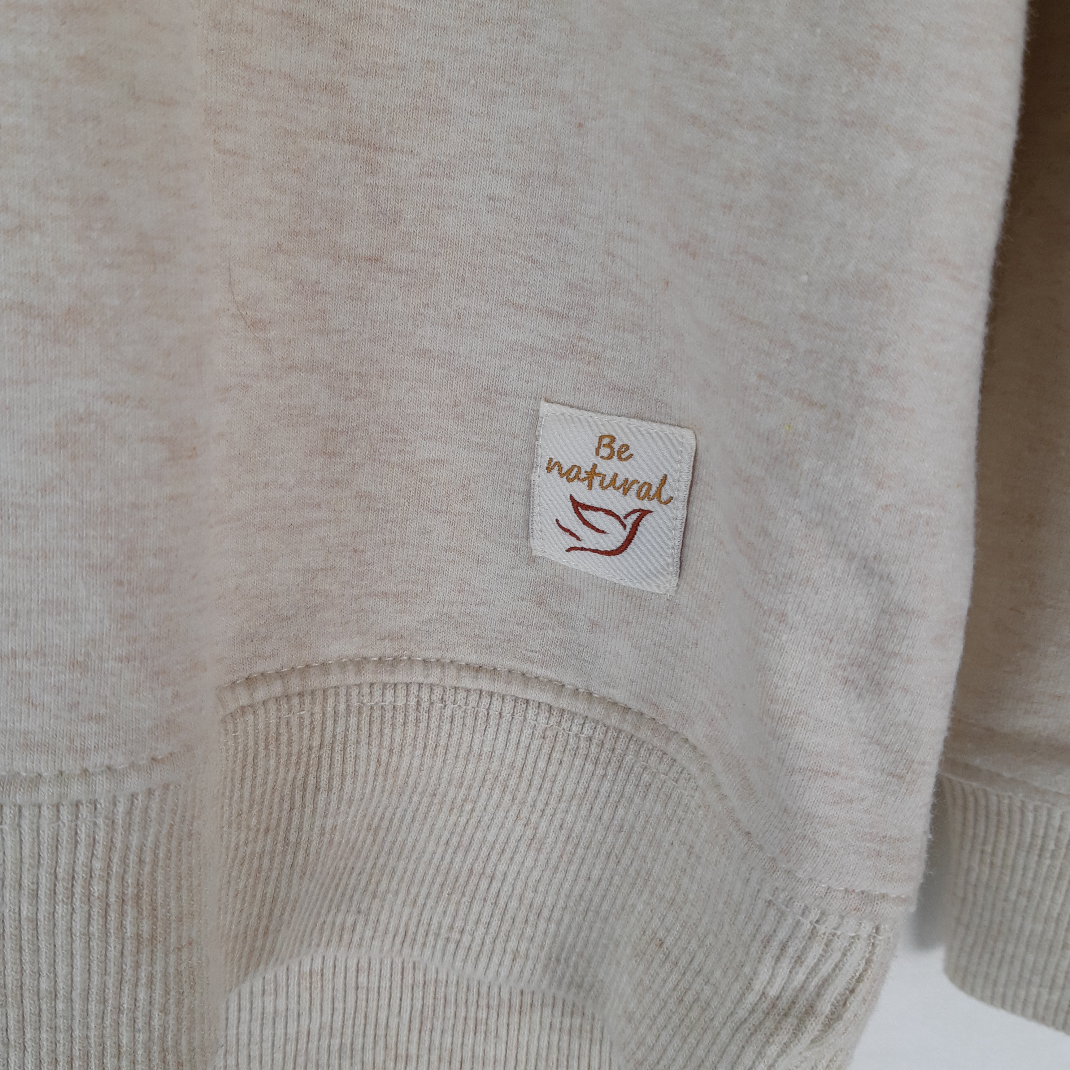 Voir photo 4 de Antonelle - Sweat beige sable - Taille 2 mesures Poitrine= 51 Longueur= 60 Antonelle - Sweat beige sable - Taille 2 mesures Poitrine= 51 Longueur= 60 Très bon état - Vue 4 -