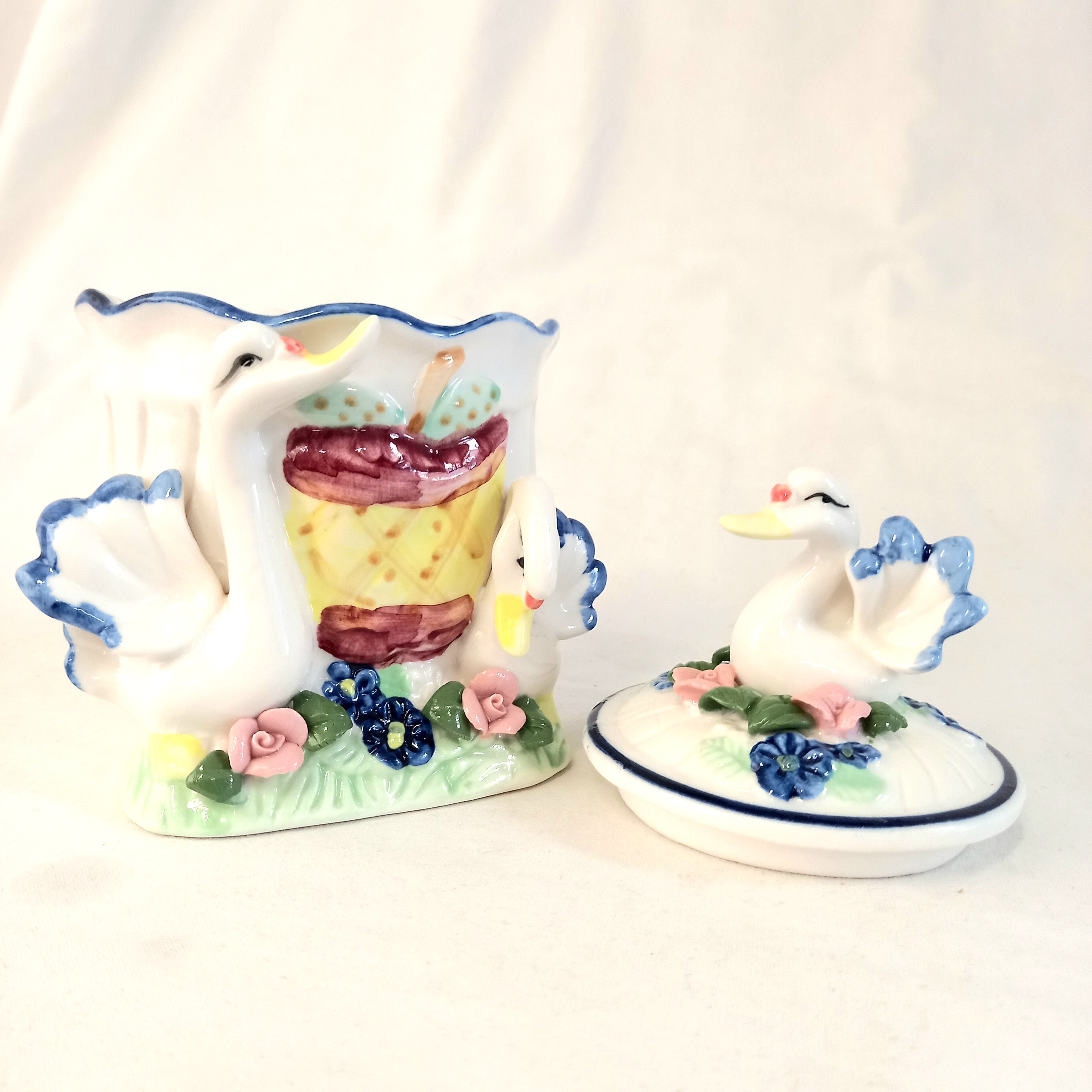 Petite bonbonnière en porcelaine décorée de cygnes et de fleurs en faux biscuit. Très bon état - Vue 5 - 