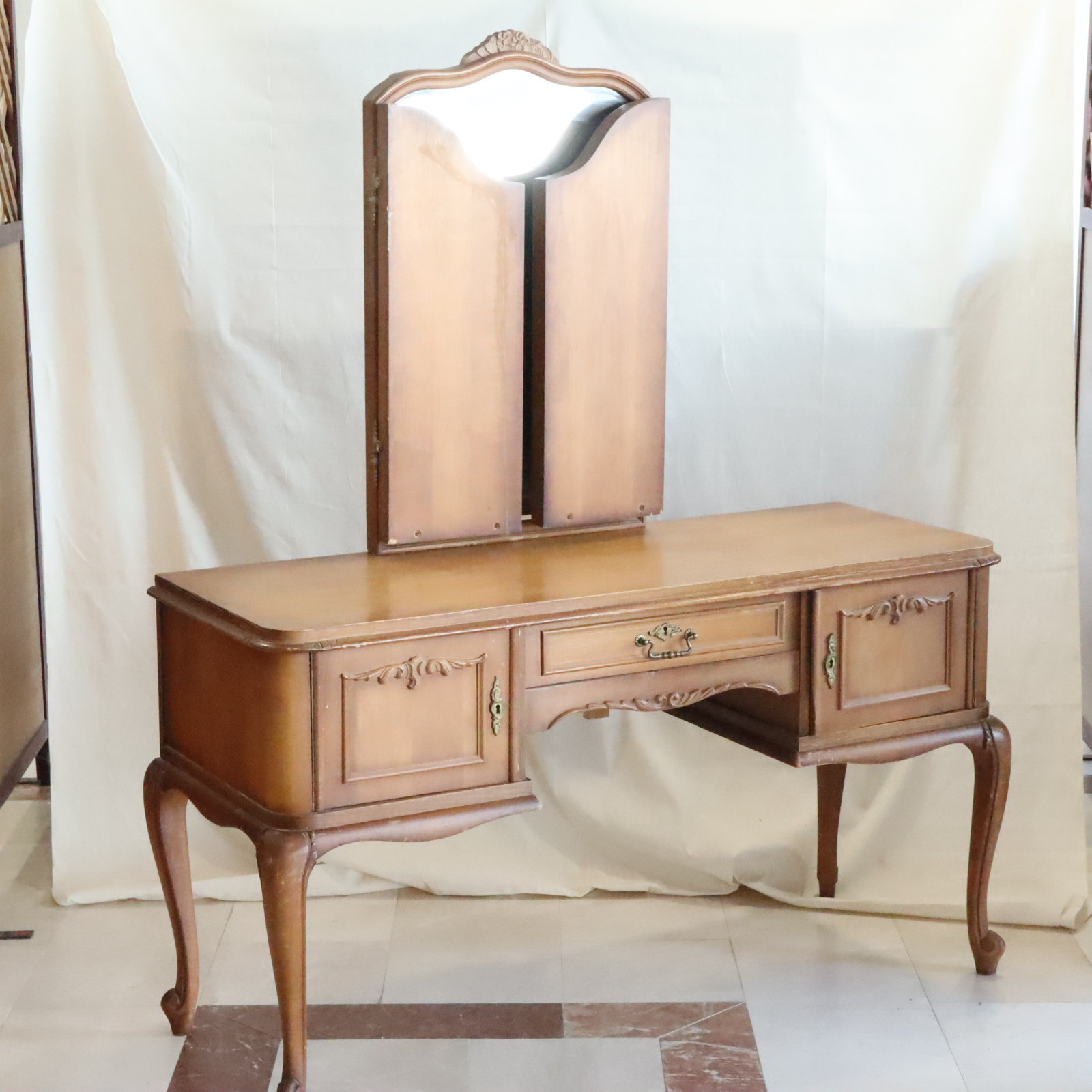 Coiffeuse vintage en bois avec miroir triptyque Bon état - Vue 3 - 