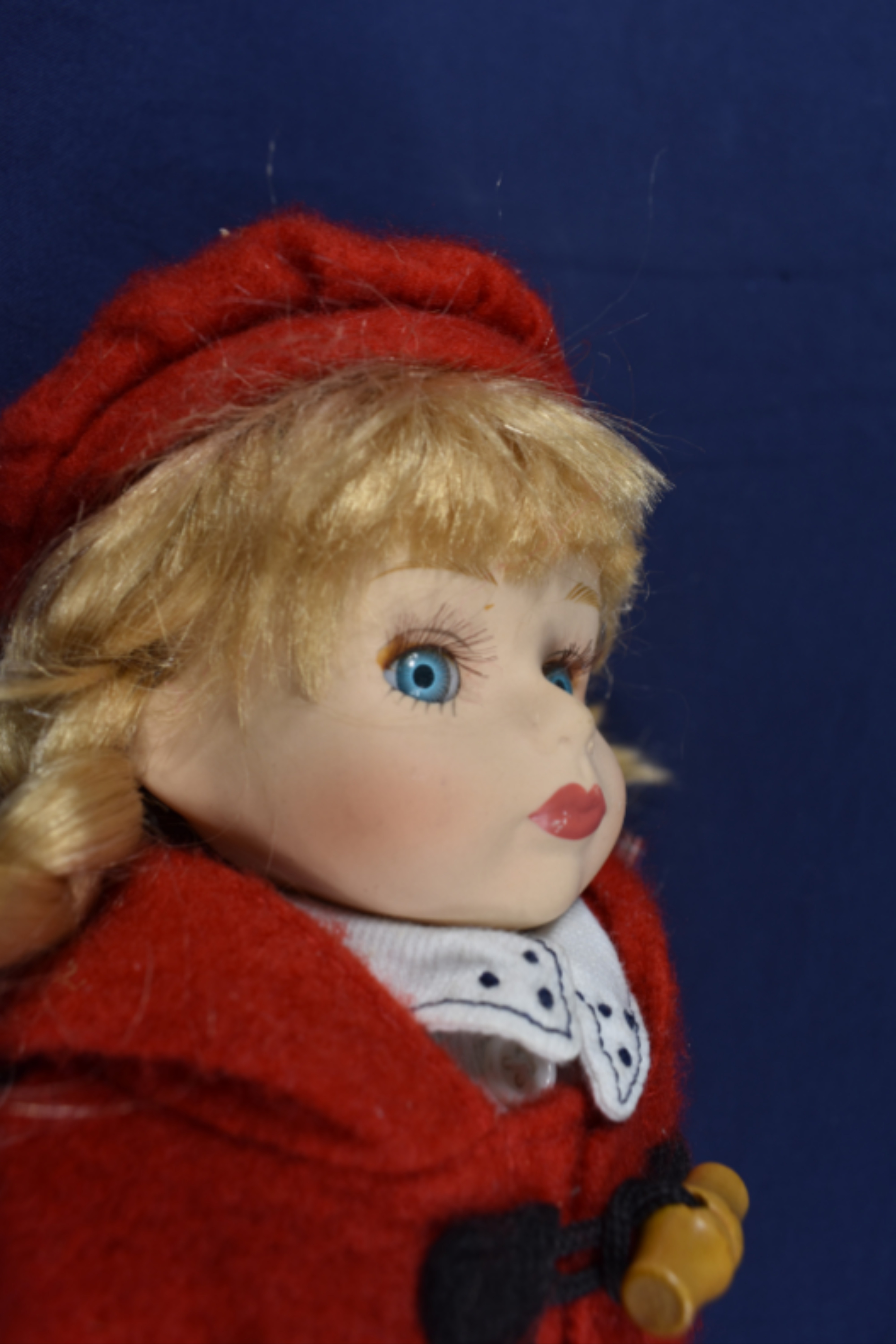 Poupée de collection, porcelaine, complète de son béret, du sac à dos, des nouettes, très bon état hauteur 29 cm. Bon état - Vue 3 - 