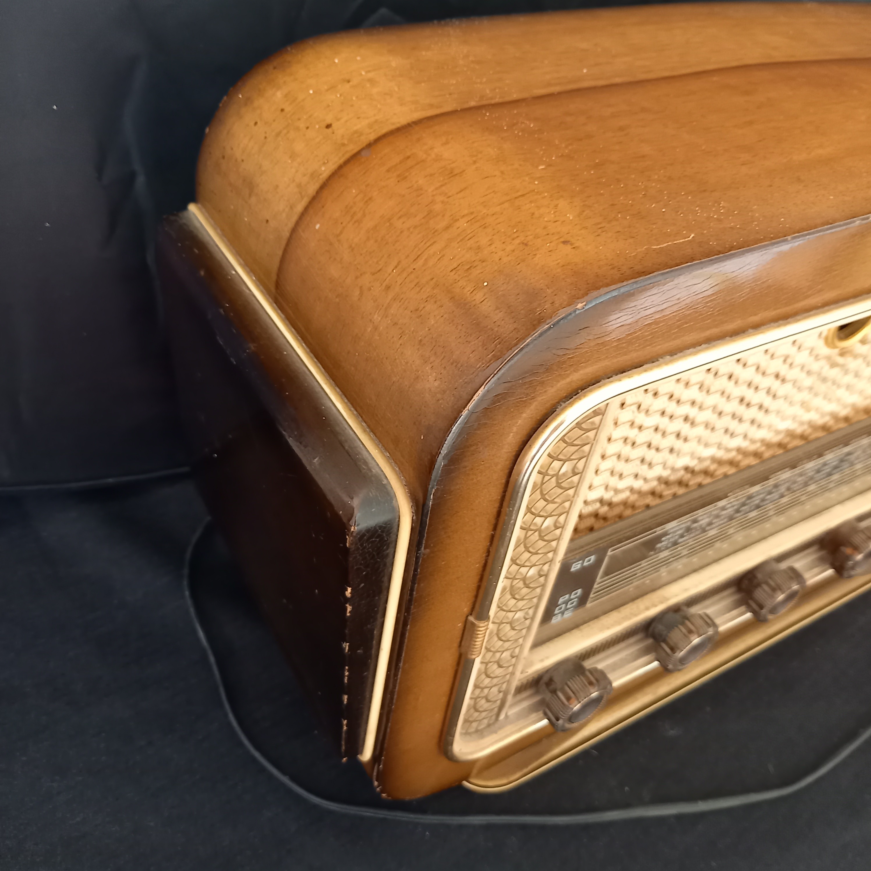 Vieux poste radio RACSON des années 1954 . La radio fonctionne mais pas de son. Bon état - Vue 3 - 