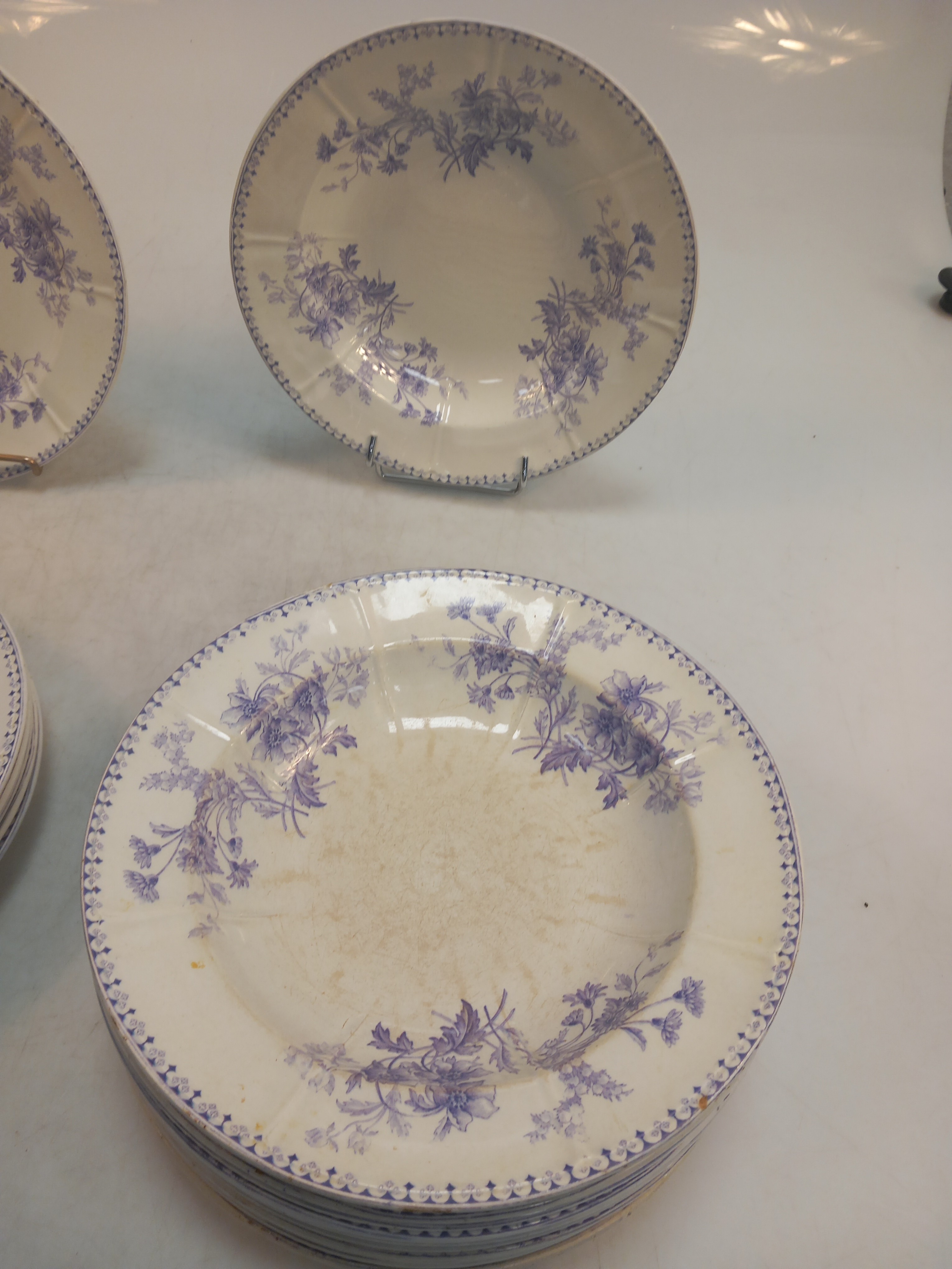 Lot de 22 assiettes en terre de fer, motif floral 