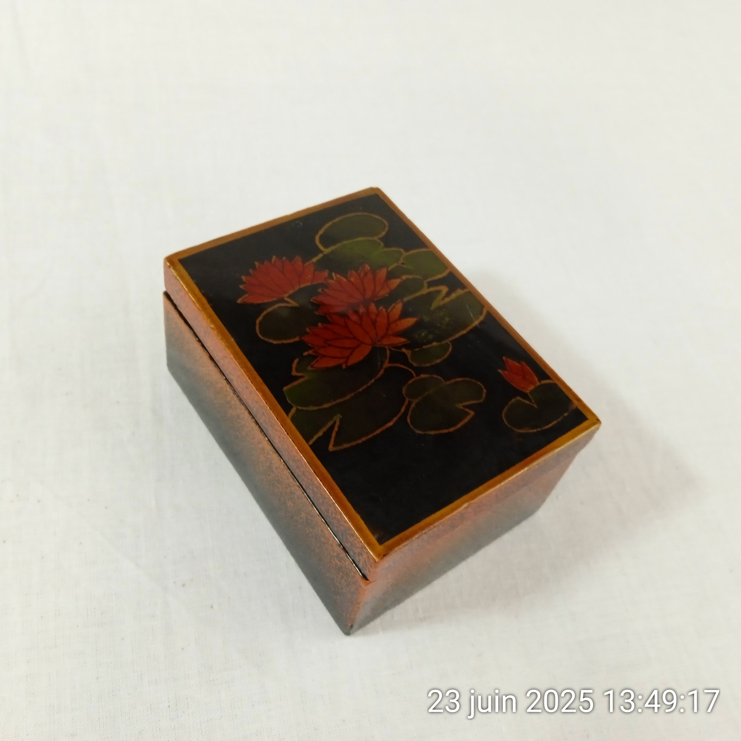 Boîte nénuphars en bois laqué asiatique - Photo 3