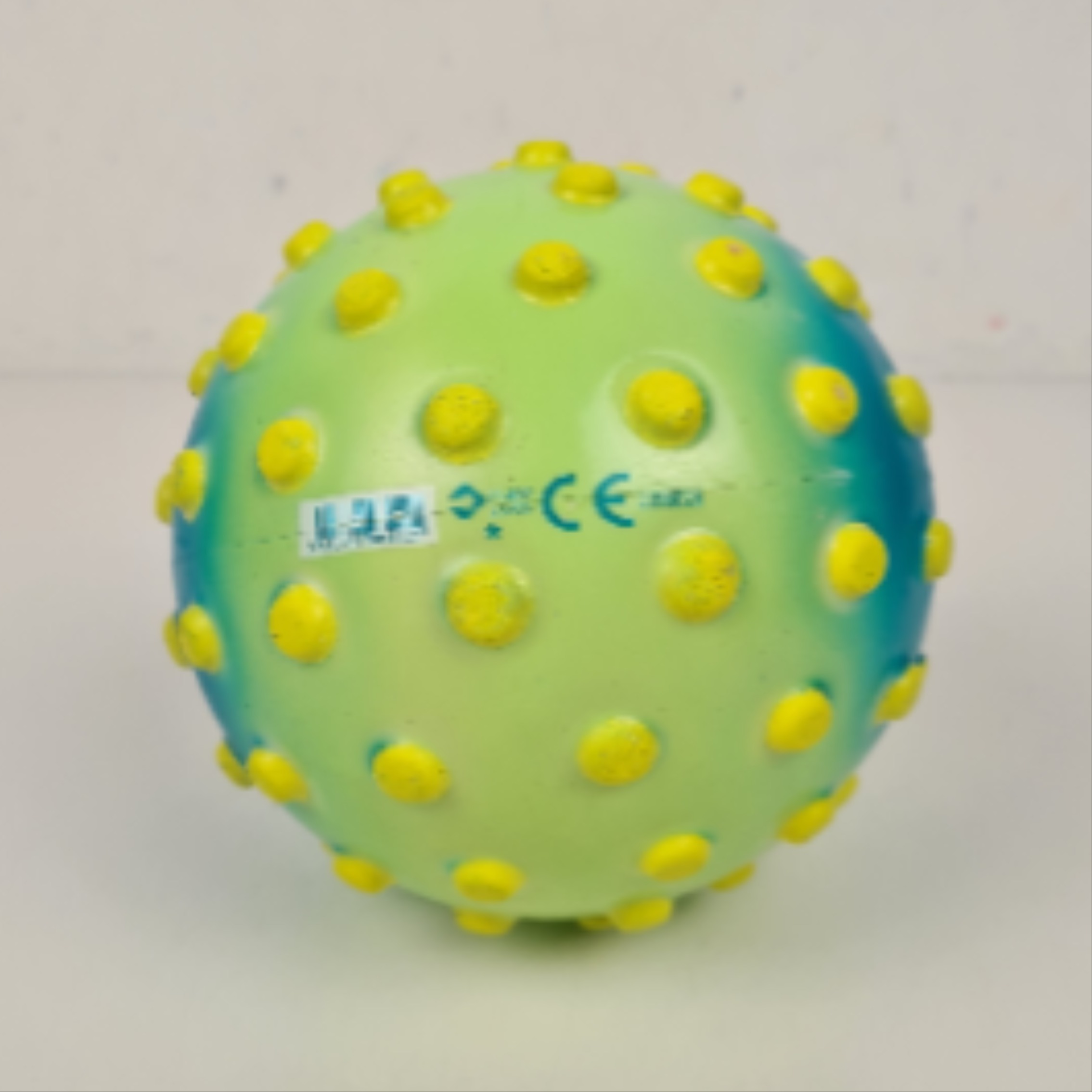 Jouet d'éveil - Balle sensorielle jaune et bleu en silicone - Decathlon - 6 mois + - Photo 1