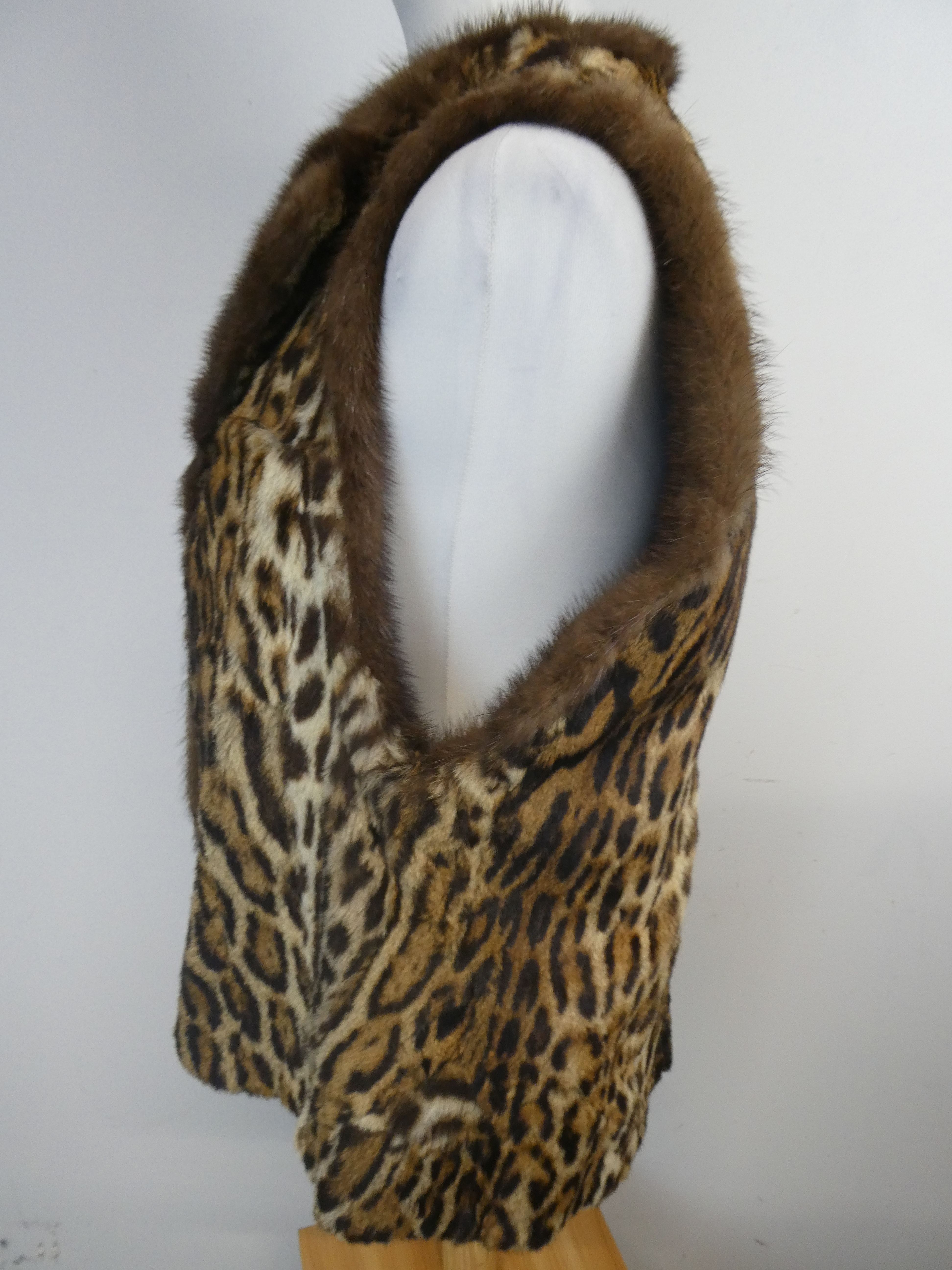 Gilet en fourrure motif léopard sans manches - Photo 2