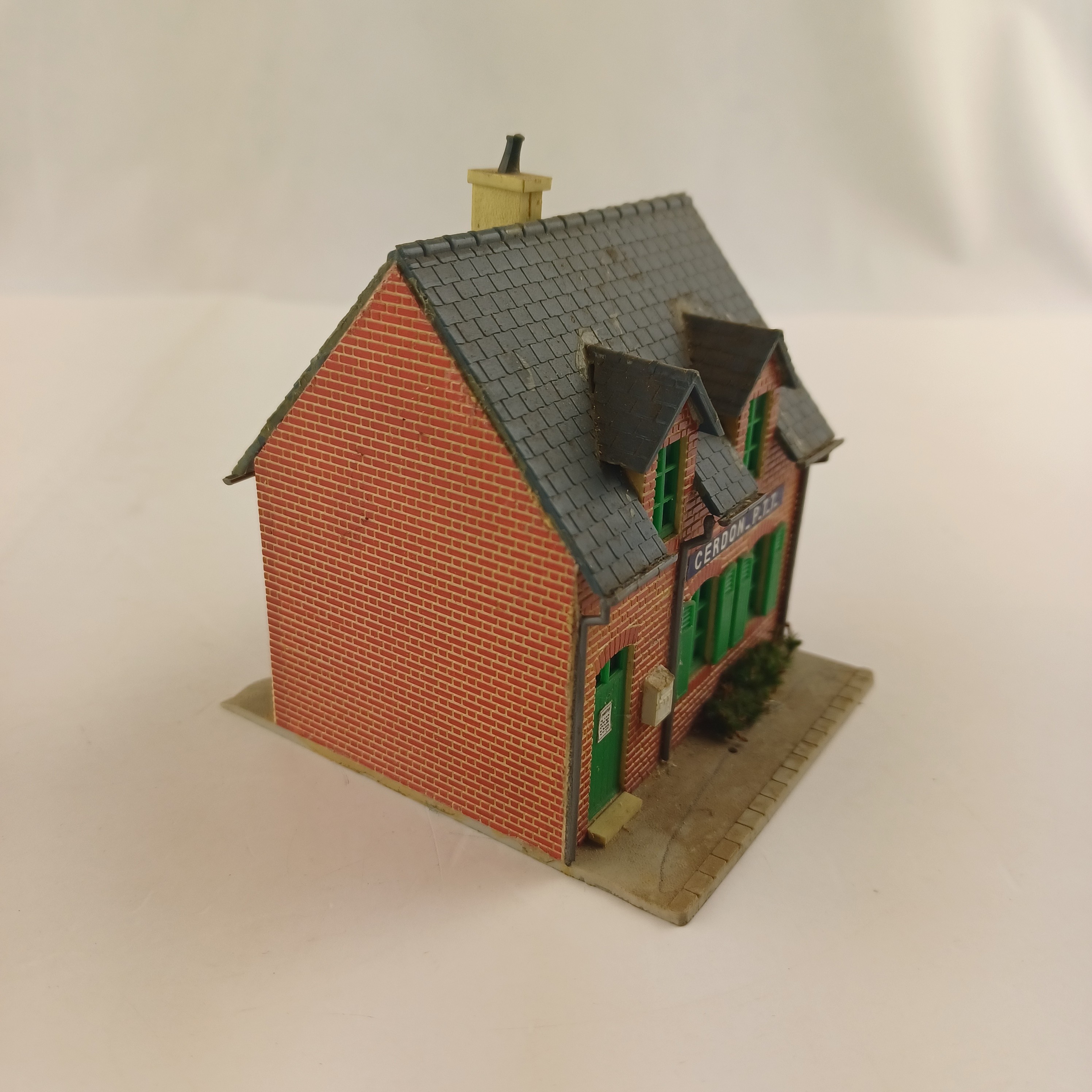 Maquette de modélisme en brique rouge de cerdon P.T.T. en plastique de 7x8x7 cm Très bon état - Vue 5 - 