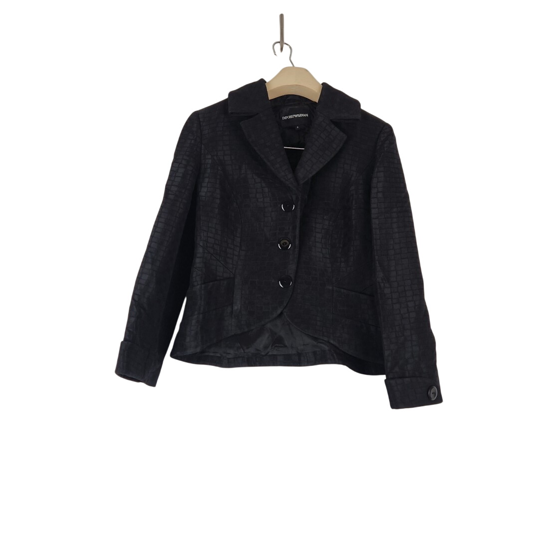 Emporio Armani - Veste noire - Taille 40 (estimée) mesures Carrure Poitrine 46 cm Longueur= 56 cm Très bon état -  reconditionné disponible sur Label Emmaüs