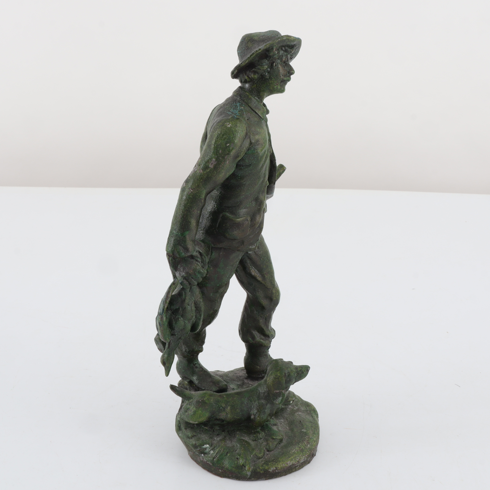 Statuette d'un chasseur avec son chien - Photo 2