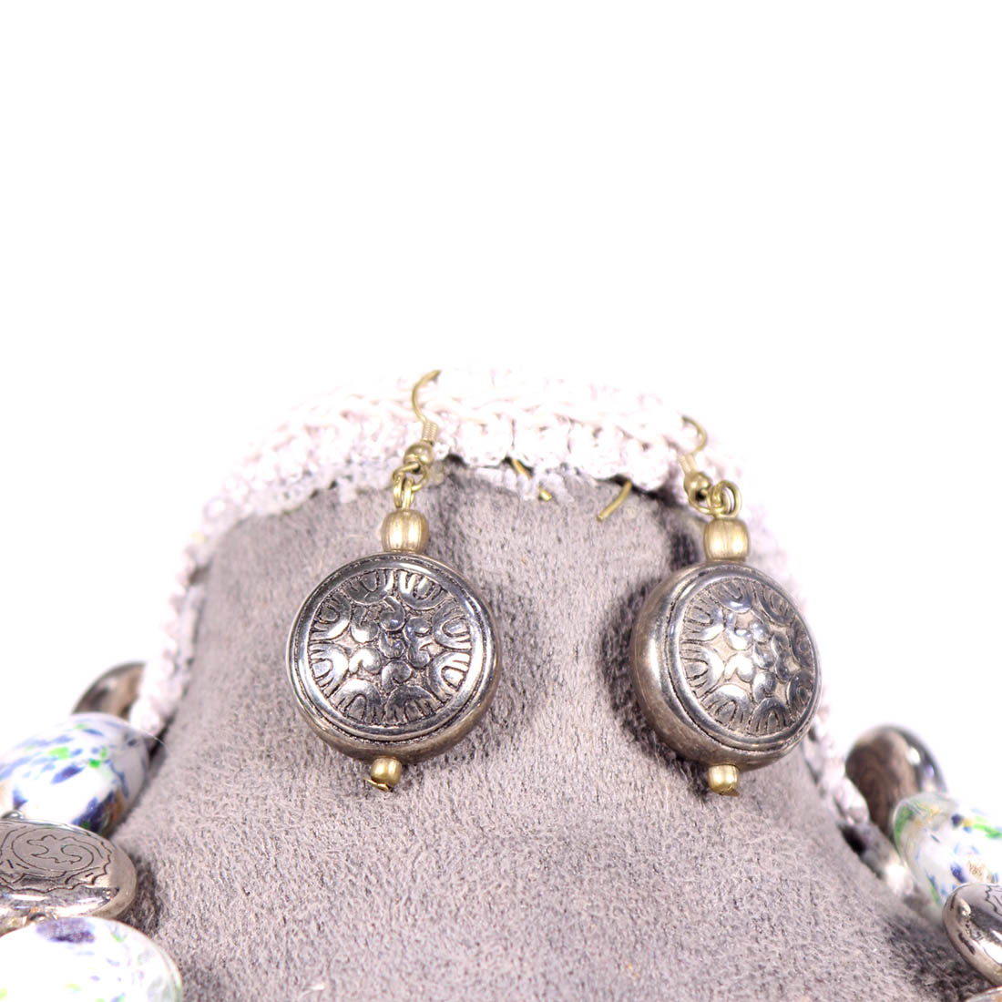 Voir photo 4 de Collier en verre et métal et boucles d'oreilles Collier en verre et métal et boucles d'oreilles Bon état - Vue 4 -