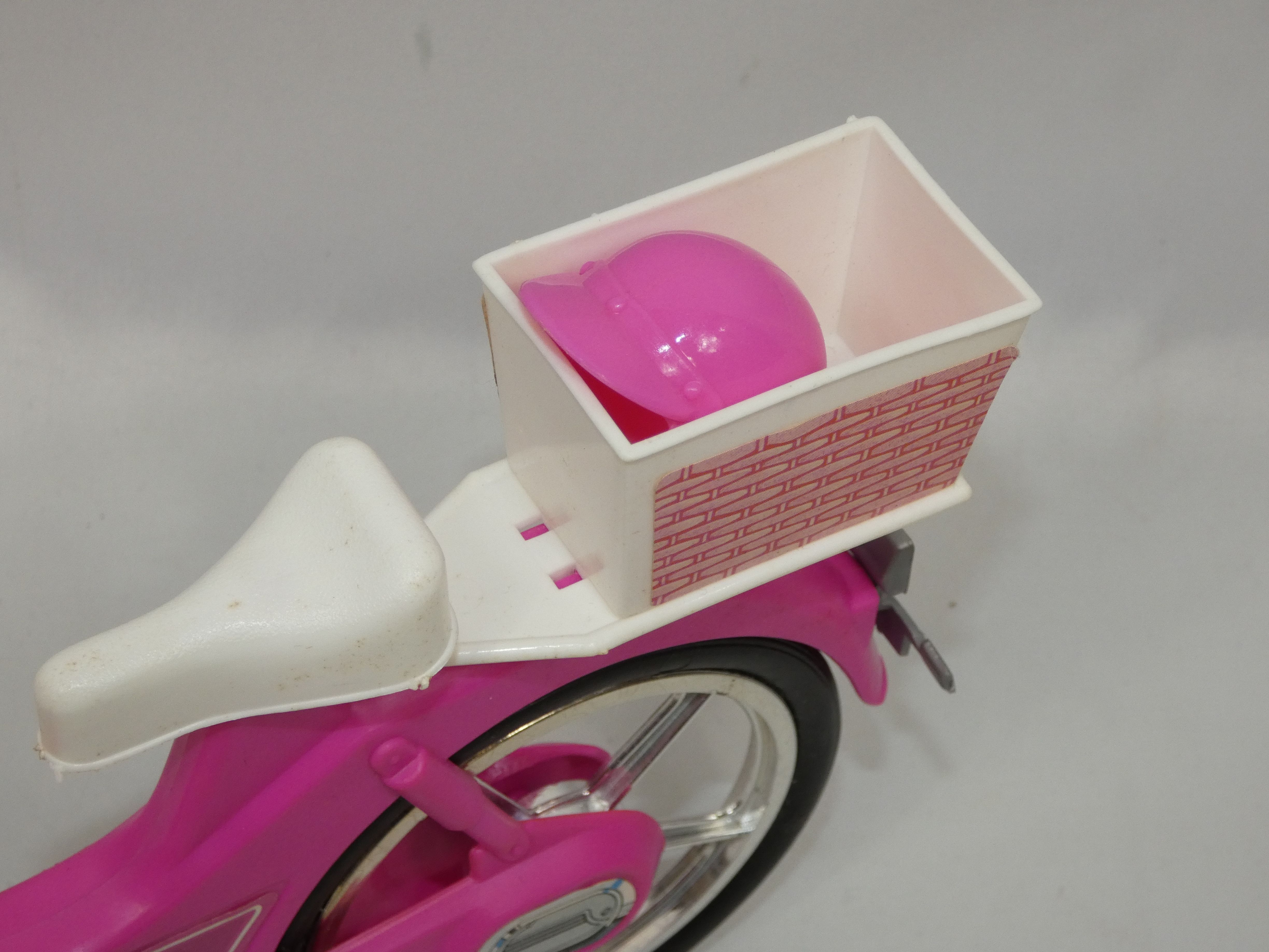 Voir photo 4 de Barbie le vélomoteur MATTEL 4856 Barbie le vélomoteur MATTEL 4856 Bon état - Vue 4 -